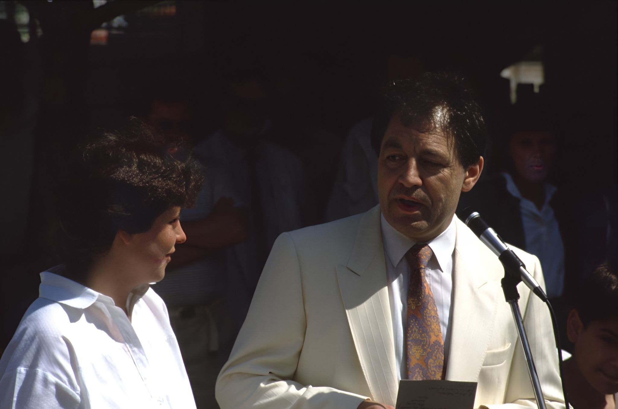 Bürgermeister Siegmar Markert stellt die neue Schwimmmeisterin Petra Holzmann vor