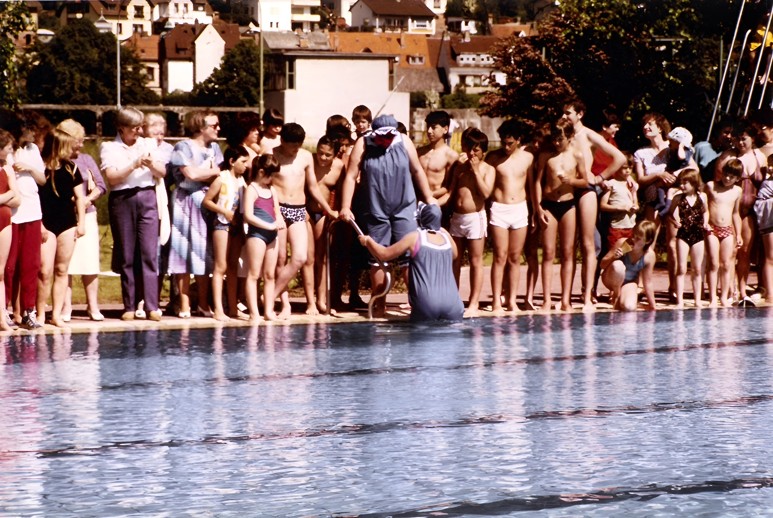 Erster Einstieg in das neu sanierte Freibad