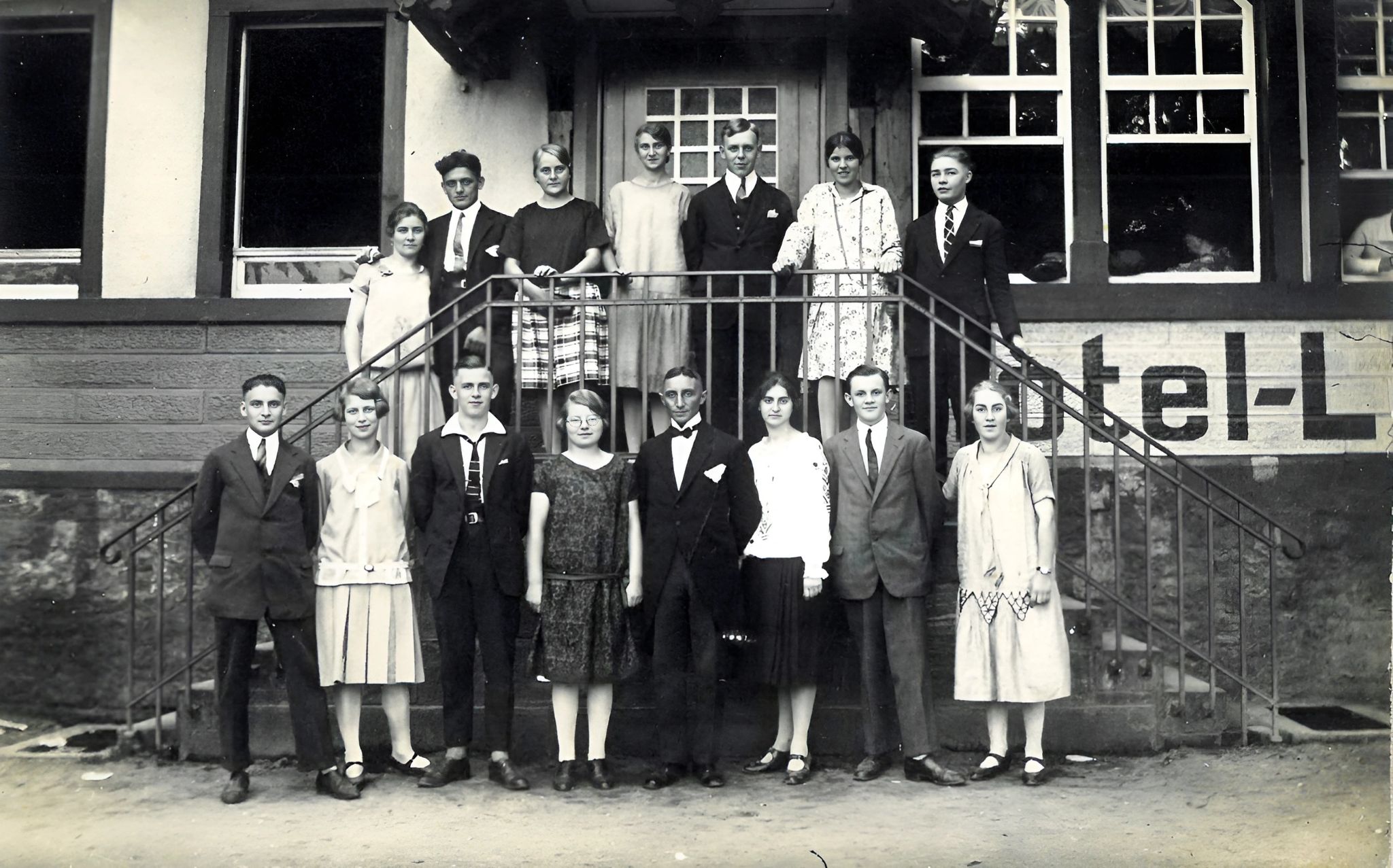 Gruppenfoto einer Reisegruppe um 1951 vor der Ostseite des Gebäudes