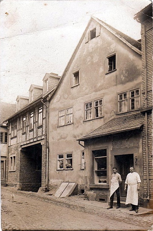 Vor der Metzgerei Mathein