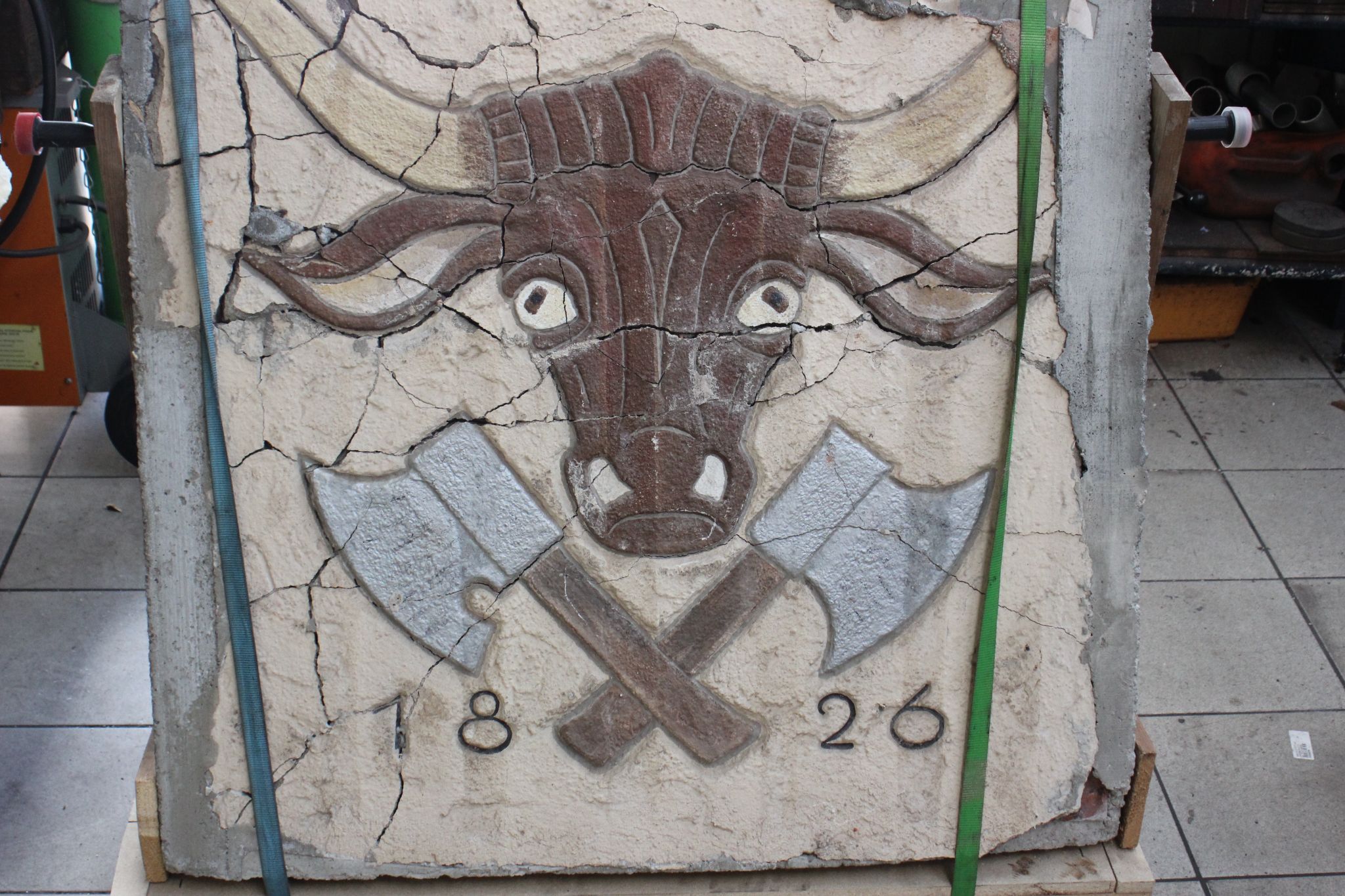 Wand-Ornament der Metzgerei Mathein/Blank