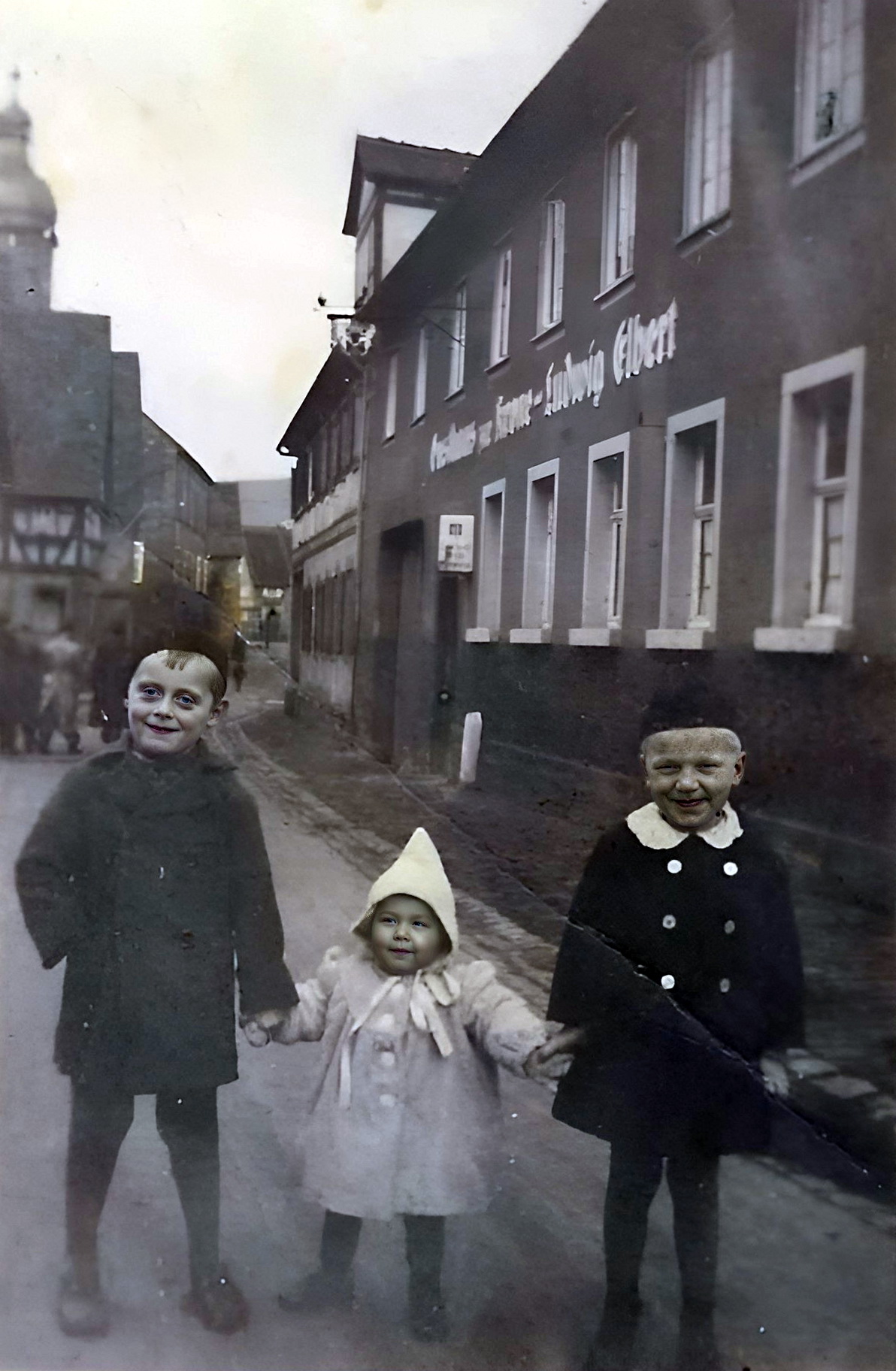 Vor dem Gasthaus zur Krone um 1940