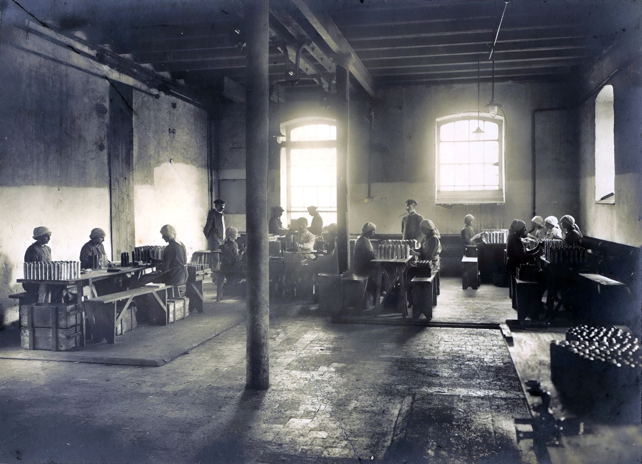 Munitionsfertigung bei den Albertwerken - im Packraum