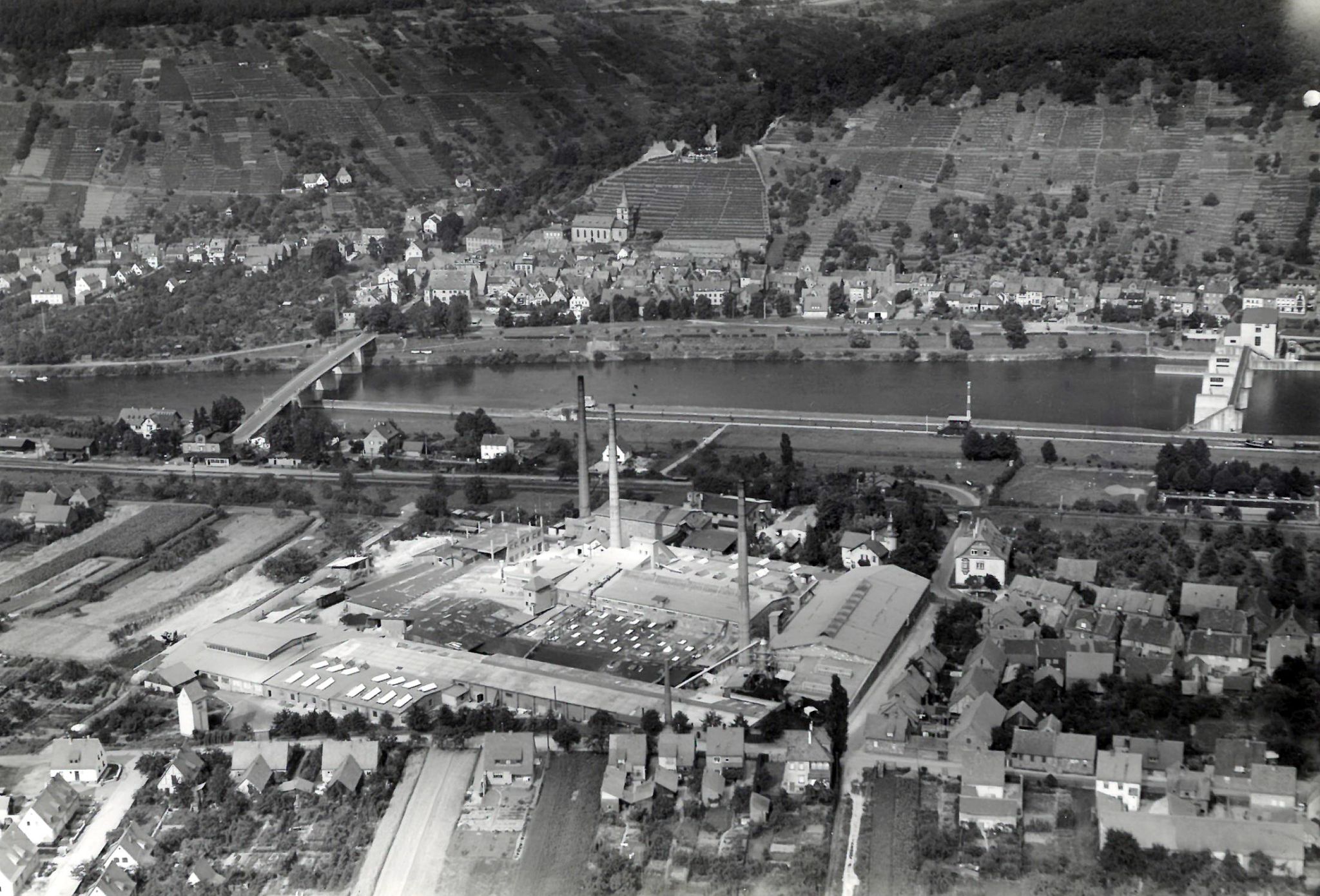 Luftaufnahme mit den Albertwerken um 1954