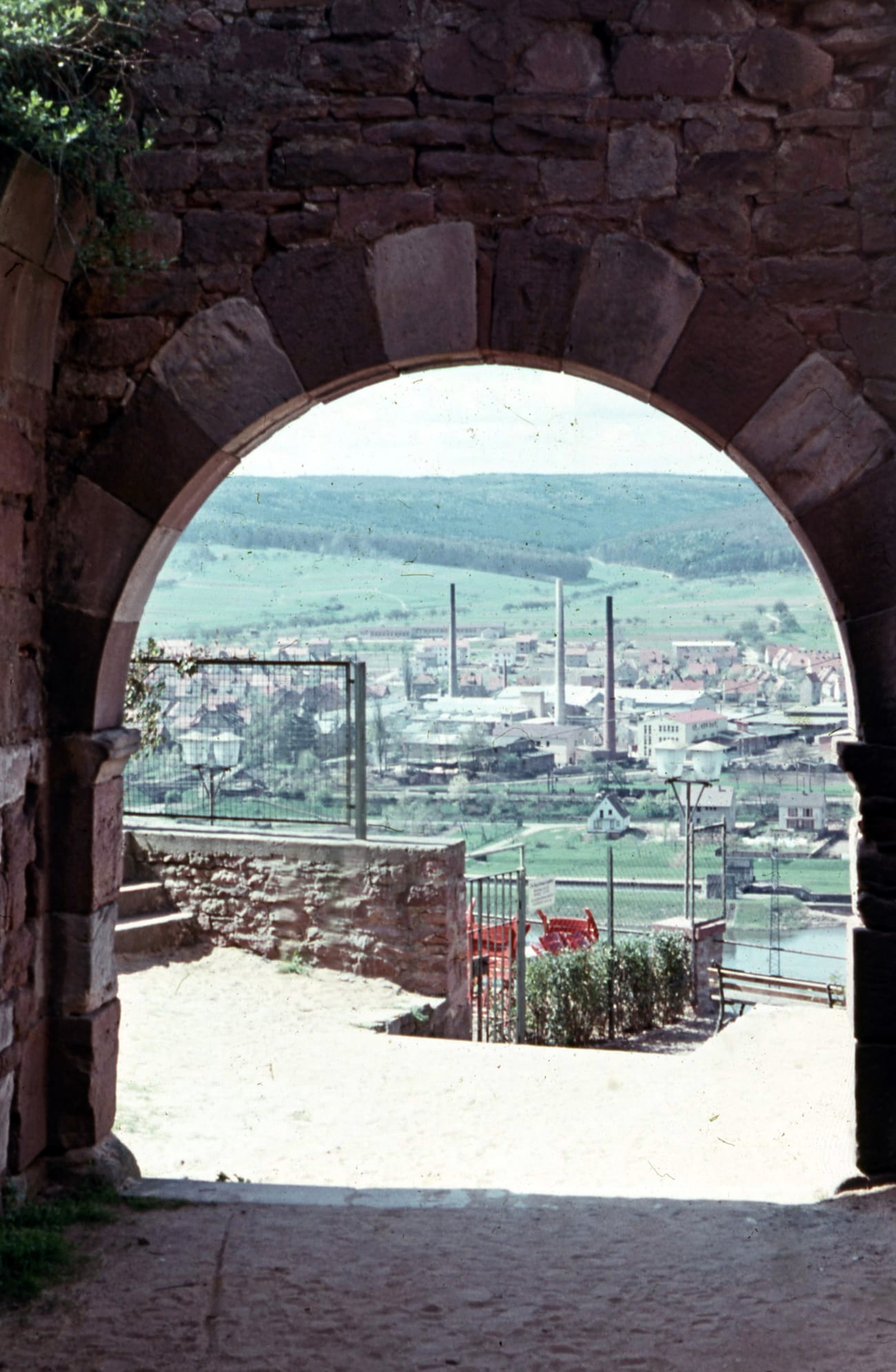 Blick durch das Tor der Clingenburg nach Trennfurt