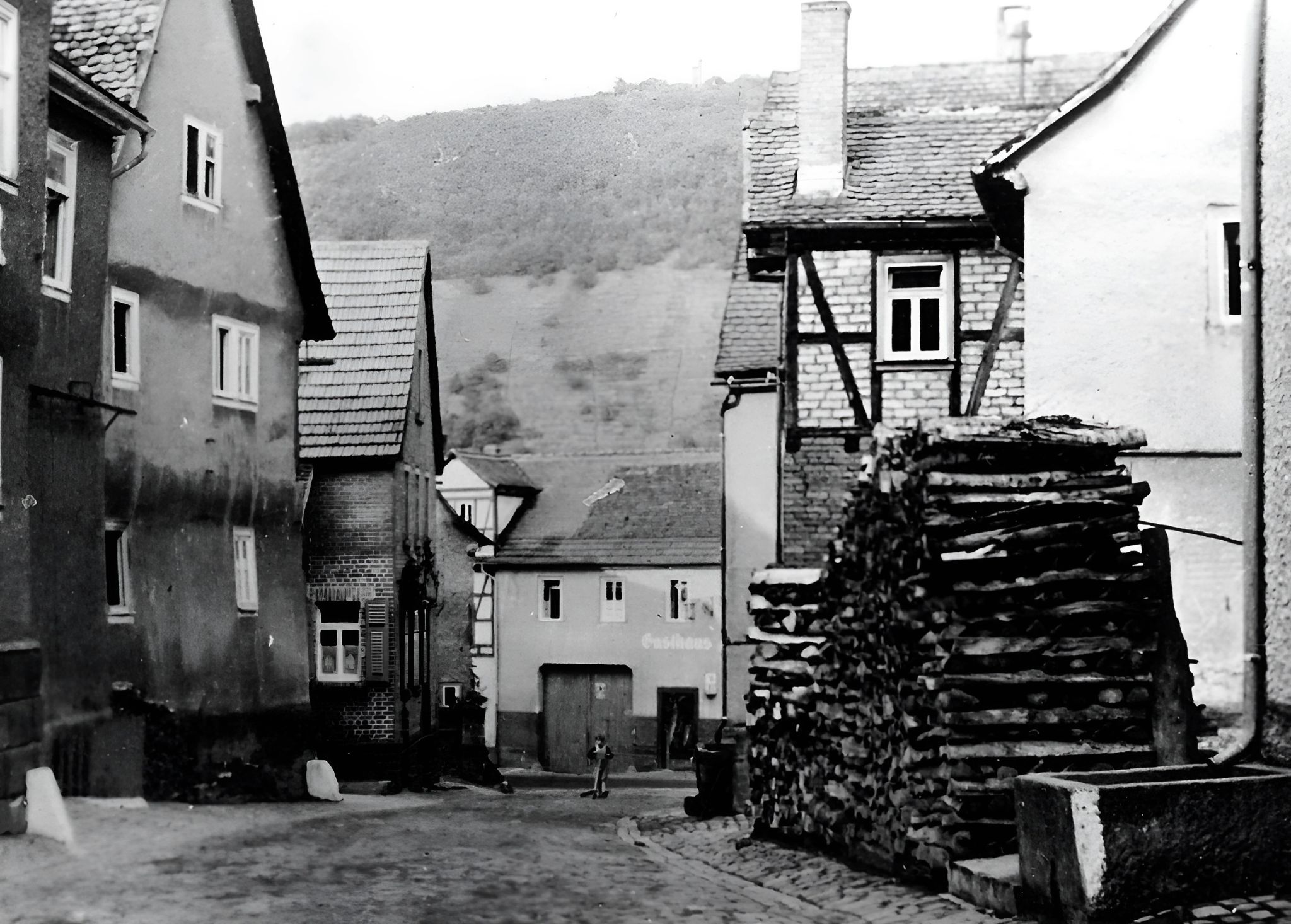 Blick in die Ankergasse zu Gasthaus zur Krone um 1960