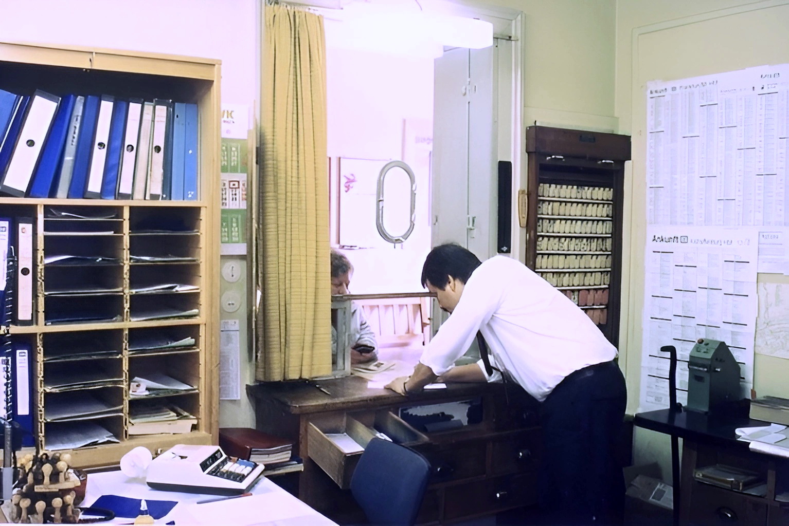 Günther Wolfstädter im Dienst im Bahnhof Klingenberg 1991