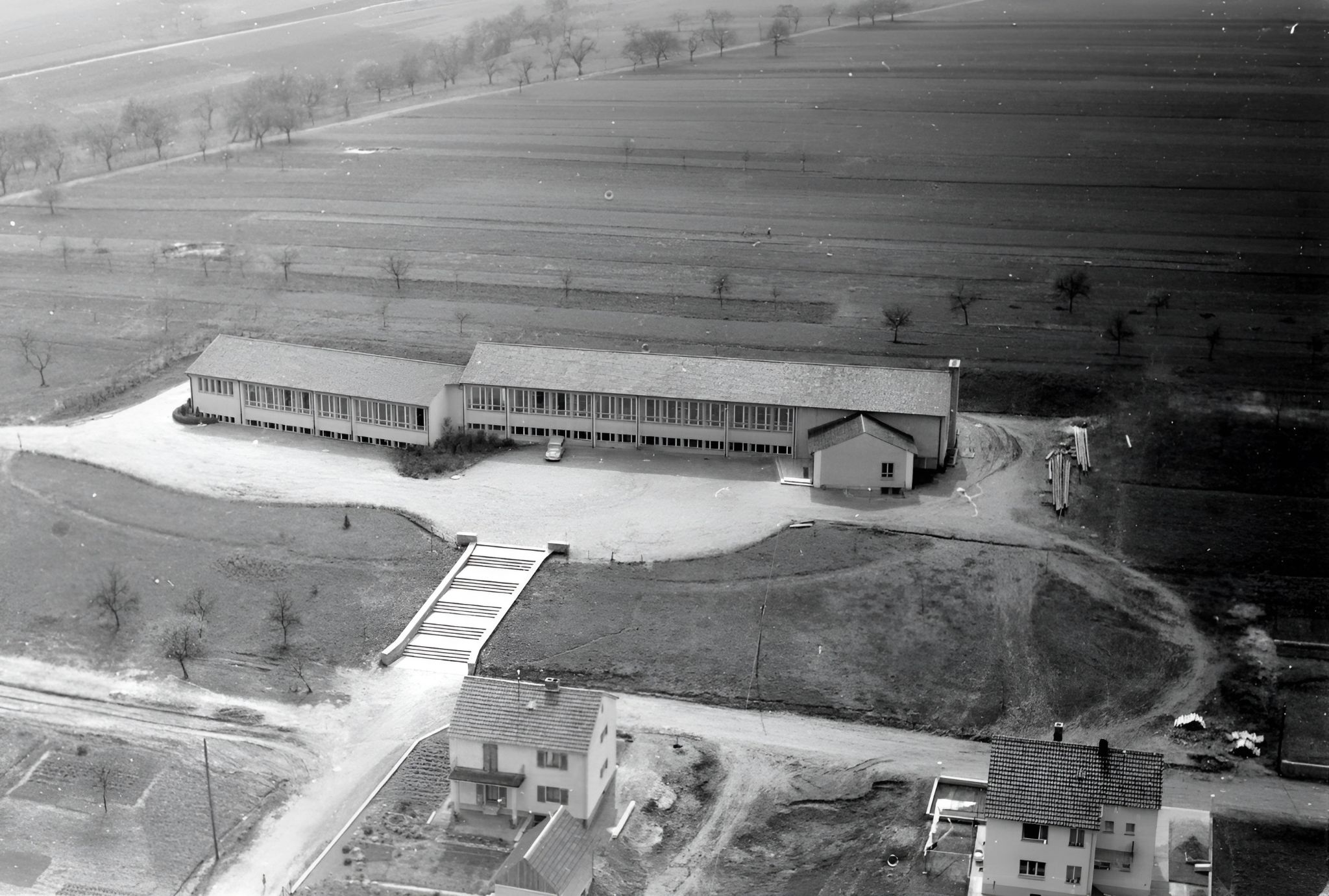 Luftaufnahme des 1956 erbauten Schulgebäudes