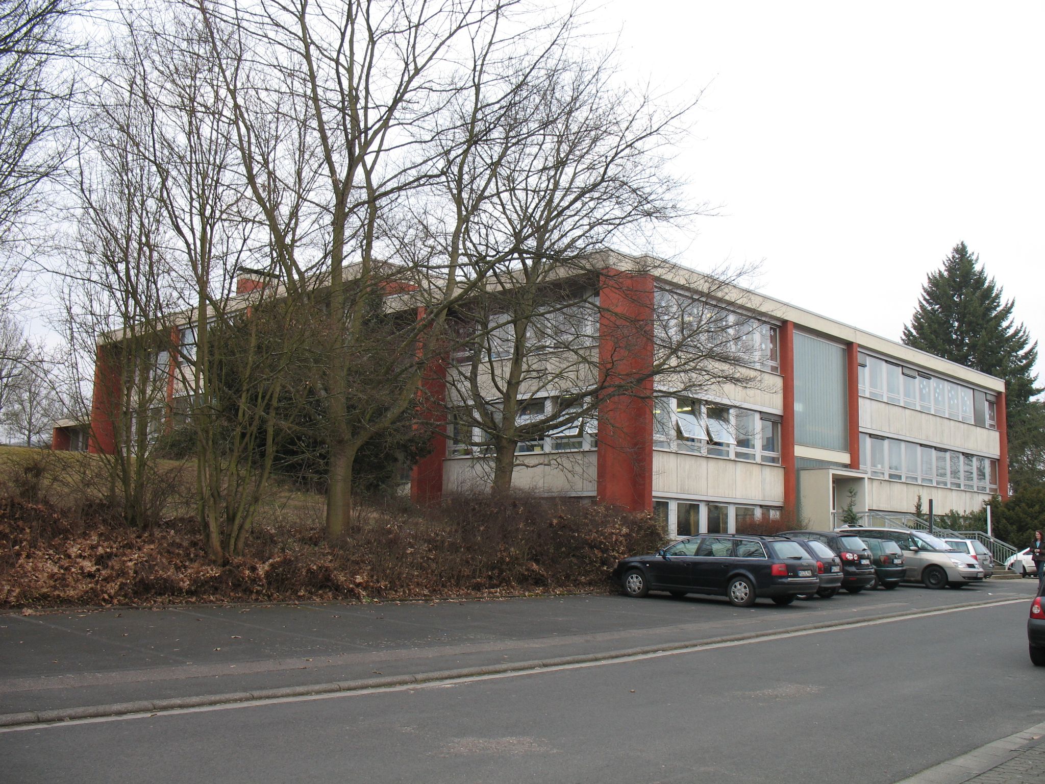 Südostansicht des 1972 fertiggestellten Schulhauserweiterungsbaus