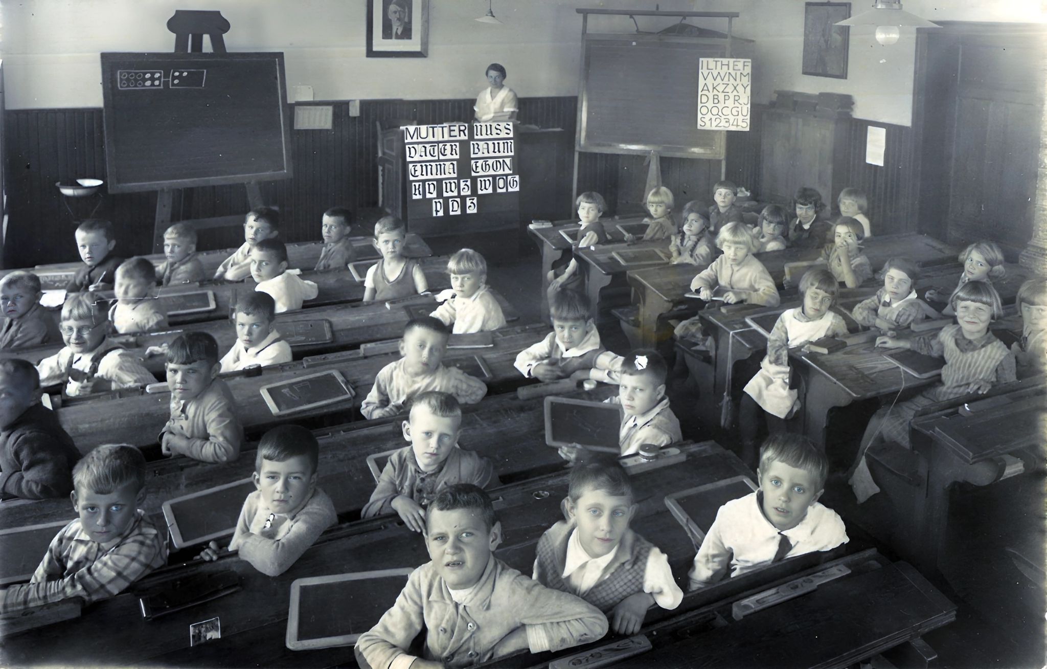 Eva Barthelmes mit der ersten und zweiten Schulklasse um 1934