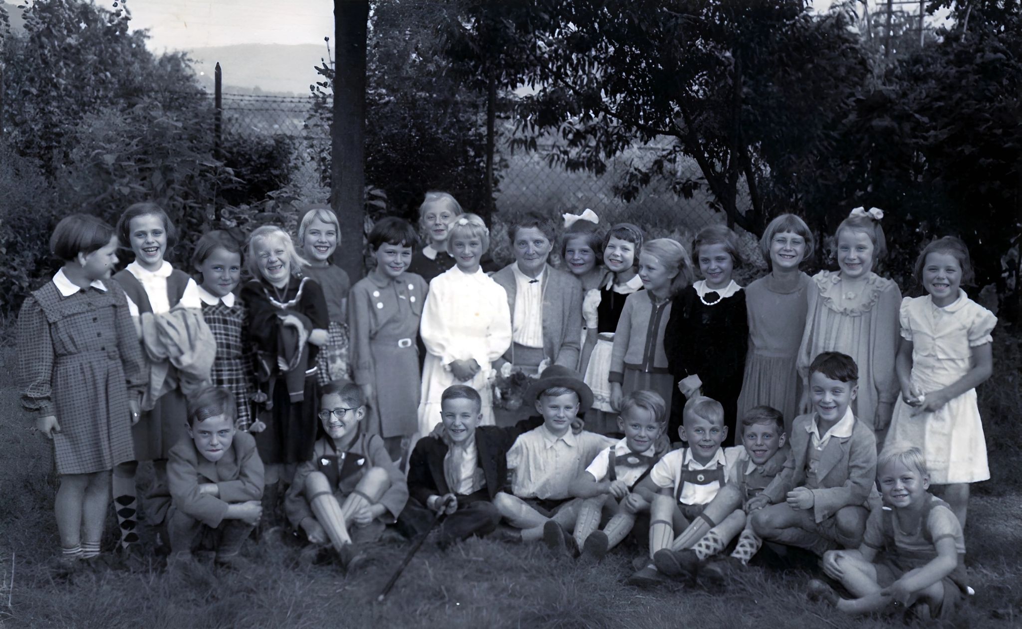 Eva Barthelmes (in der Mitte) im Kreise der ihrer Schüler 1955
