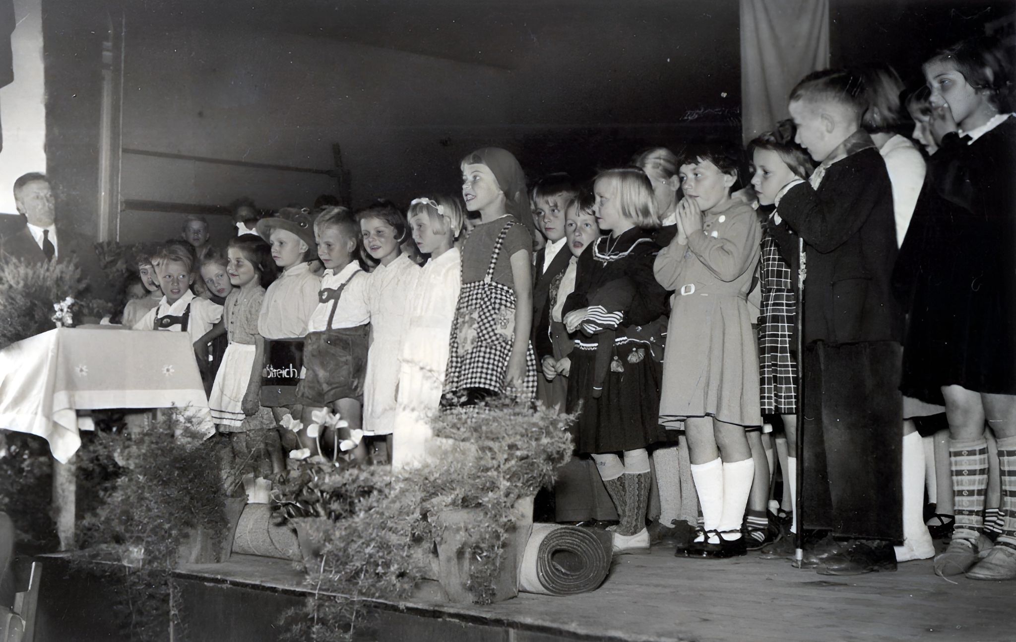 Abschiedsvorstellung der Kinder bei der Verabschiedungsfeier von Eva Barthelmes am 11.09.1955