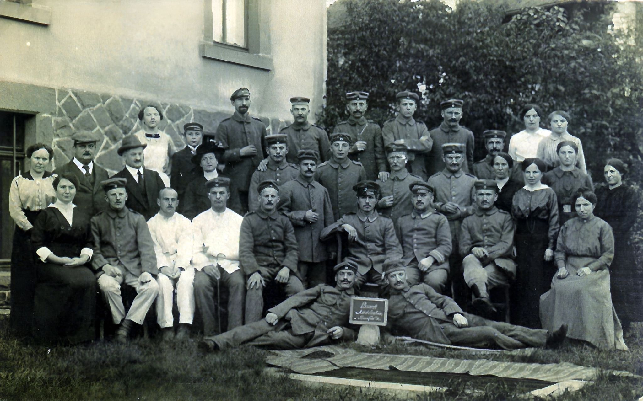 Gruppenfoto vor dem Mädchenheim Trennfurt  (Trennfurter Straße 39)