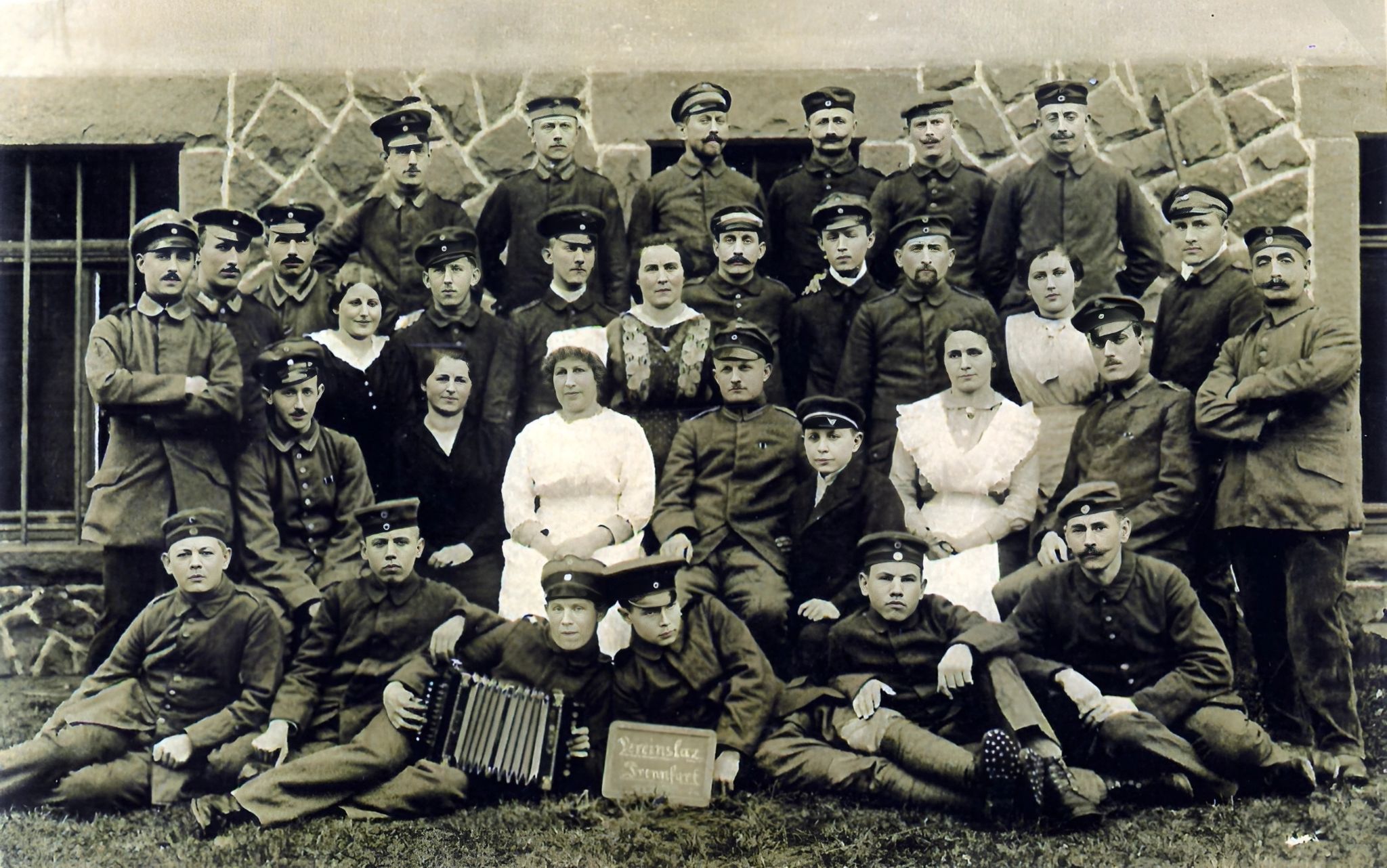 Gruppenfoto vor dem Mädchenheim Trennfurt  (Trennfurter Straße 39)