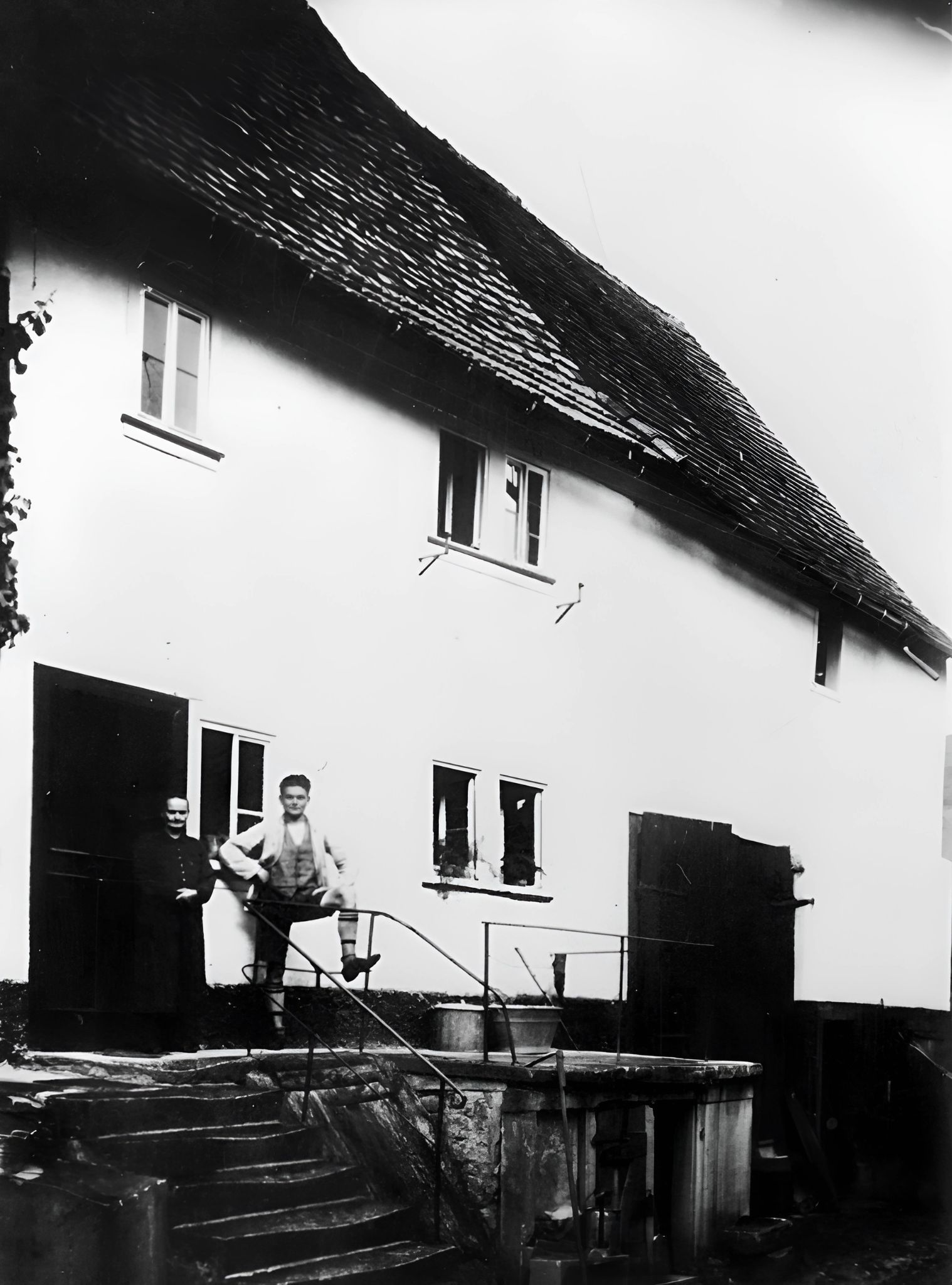 Am Hauseingang der Trennfurter Straße 63