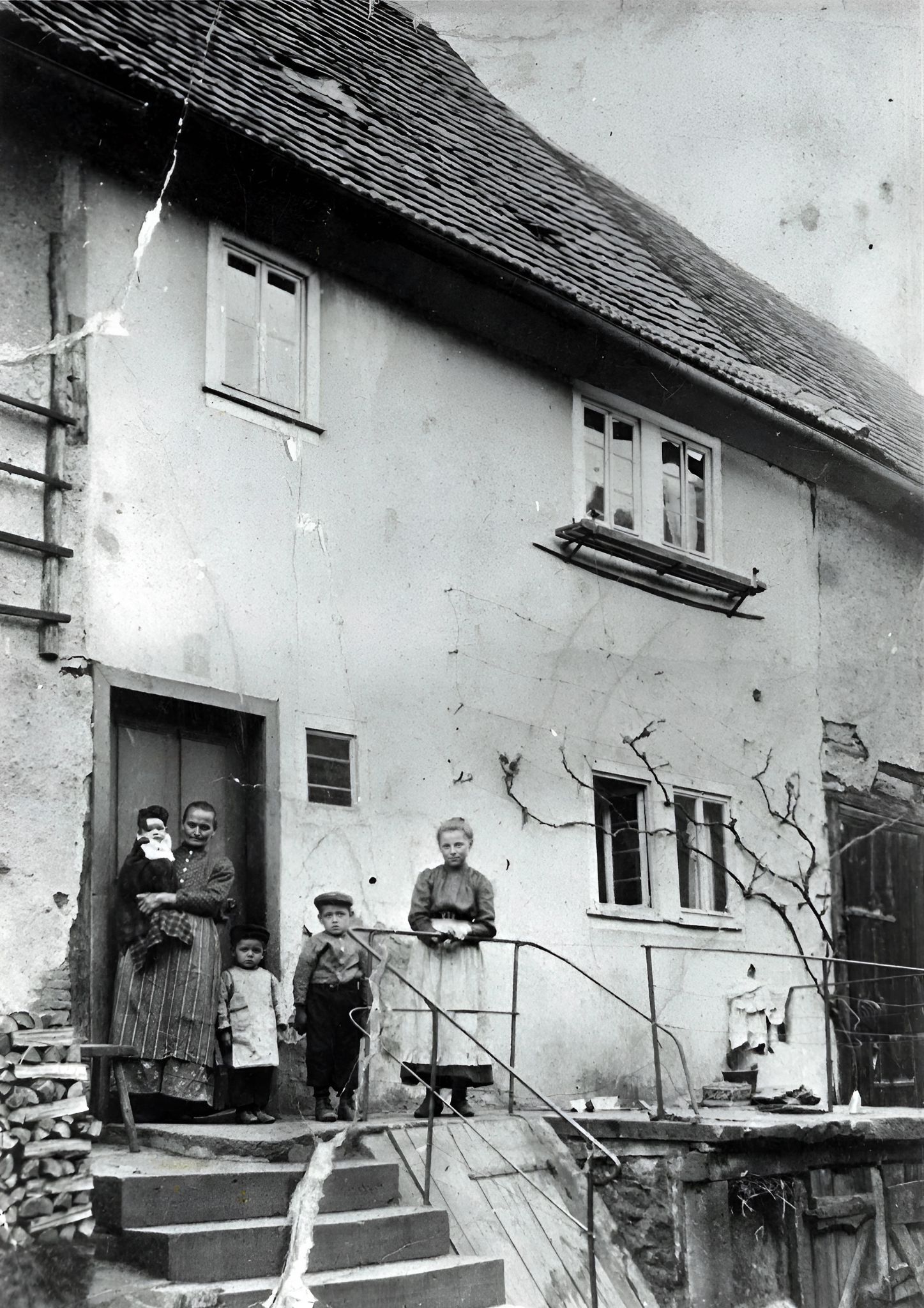 Am Hauseingang der Trennfurter Straße 63