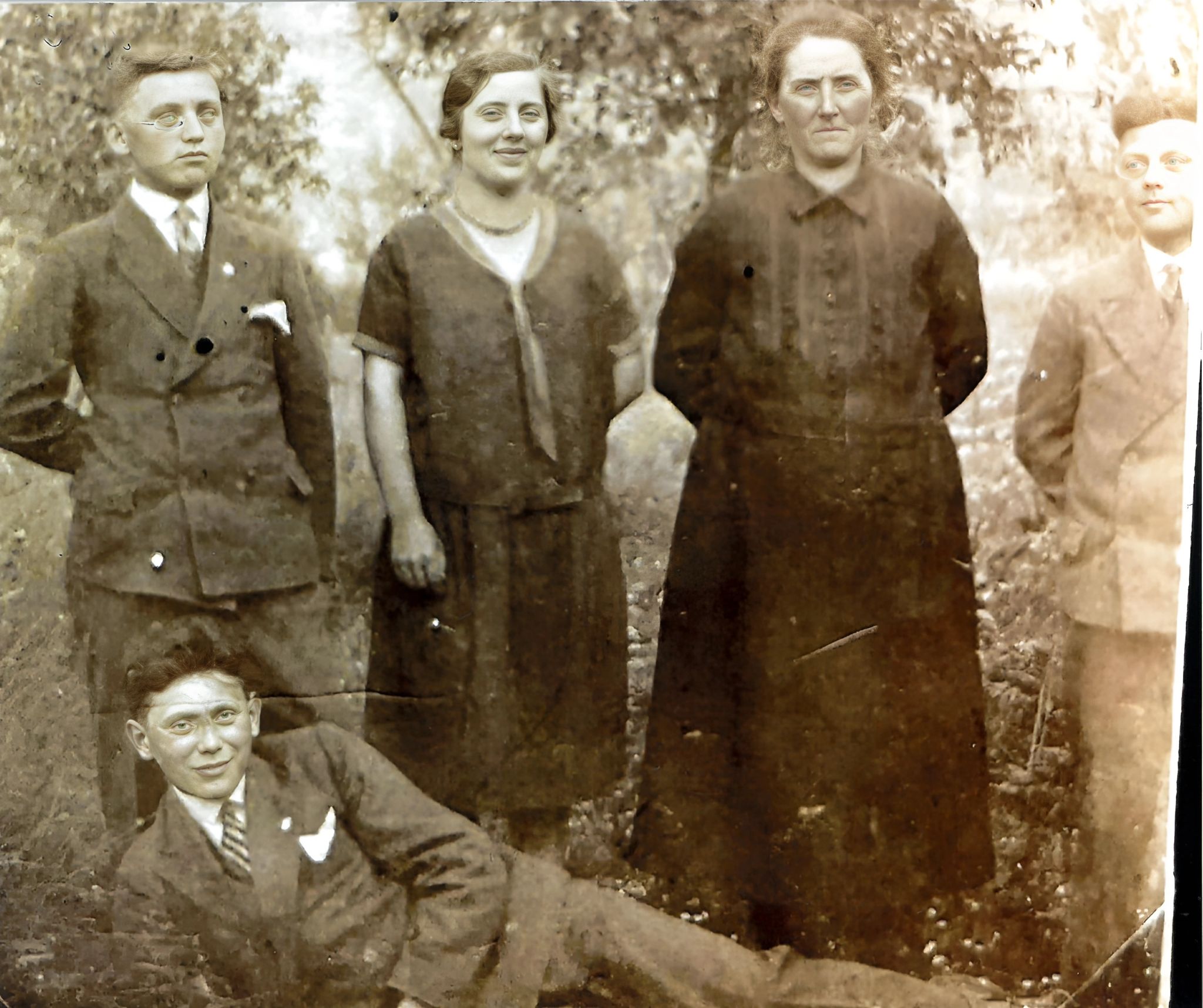 Bewohner der Trennfurter Straße 71 (früher Haus-Nr. 12) um ca. 1930