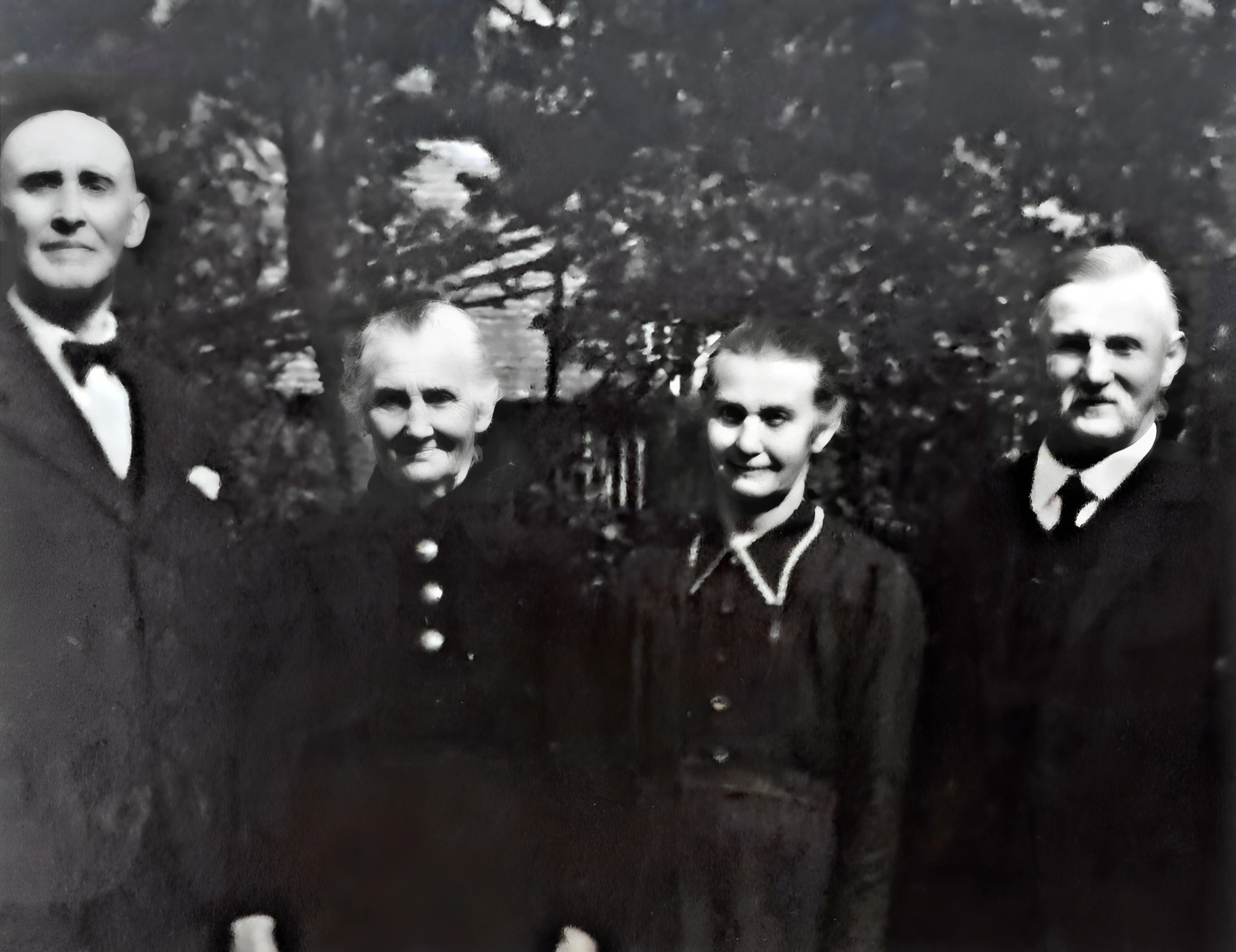 Im Garten von Johann Süß, Trennfurter Straße 71 (früher Haus-Nr. 12) im Mai 1951