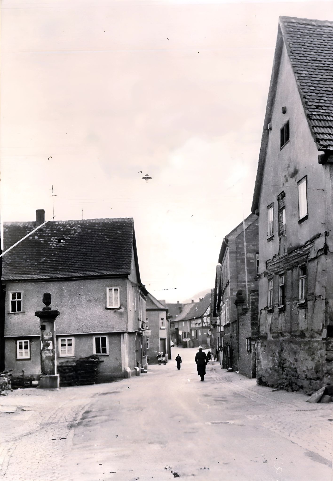 Die Trennfurter Straße mit dem ehem. Rathaus hinter dem Brunnen