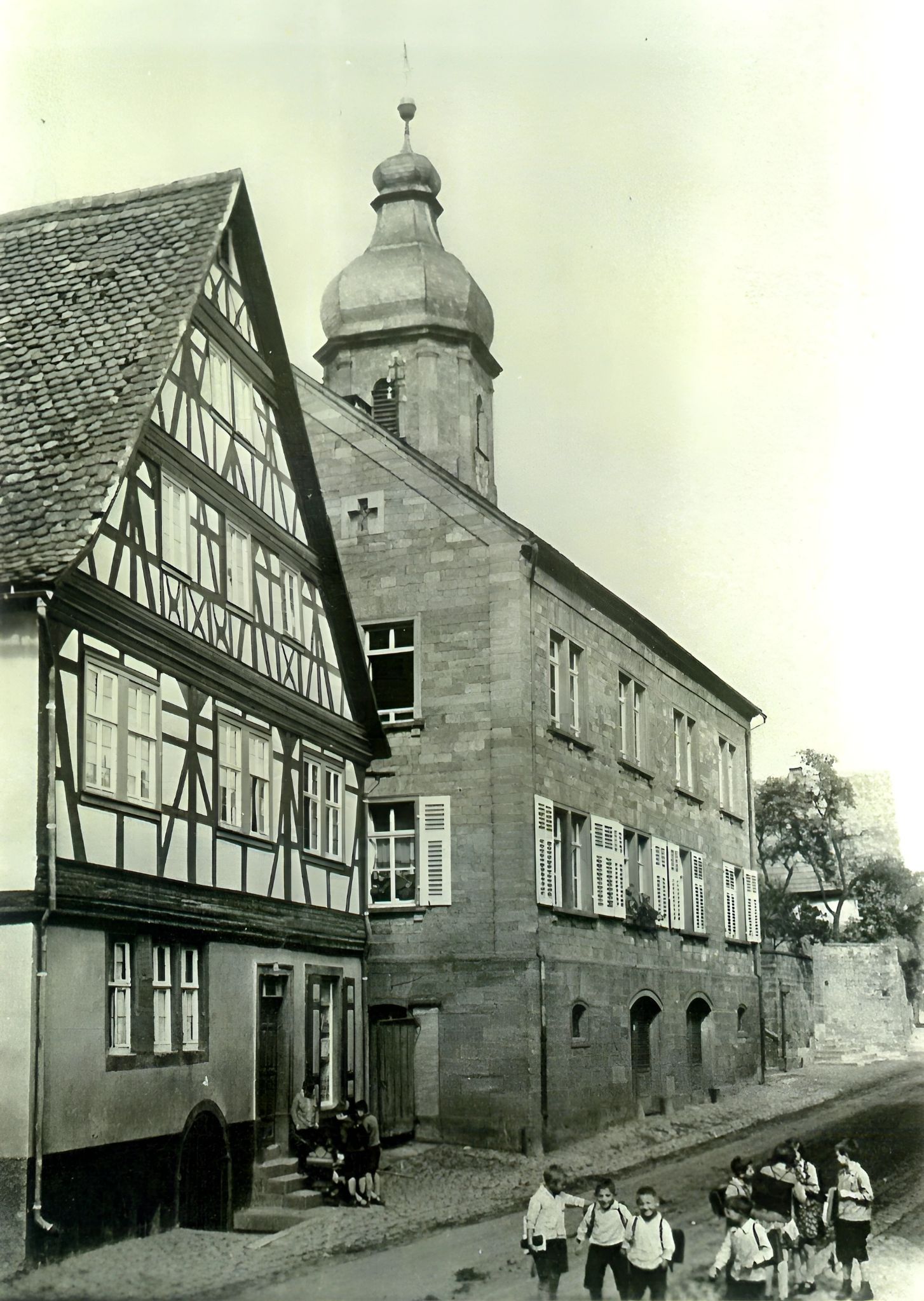 Das Schulgebäude in der Trennfurter Straße 76