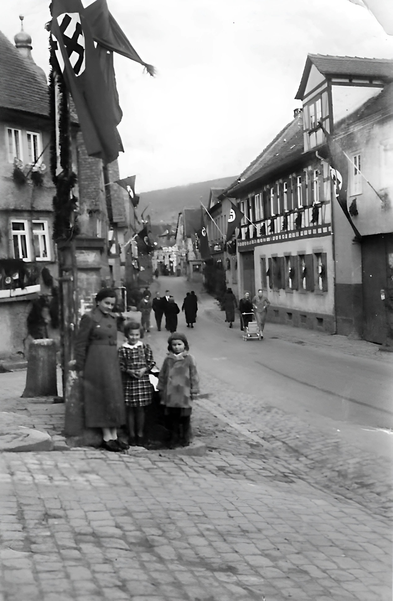 Die Trennfurter Straße mit "Kronen-Brunnen"