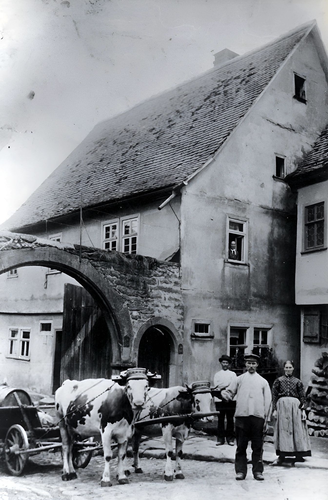 Karl Ühlein ließ sich hier mit seiner Familie vor der Trennfurter Straße 89 portraitieren