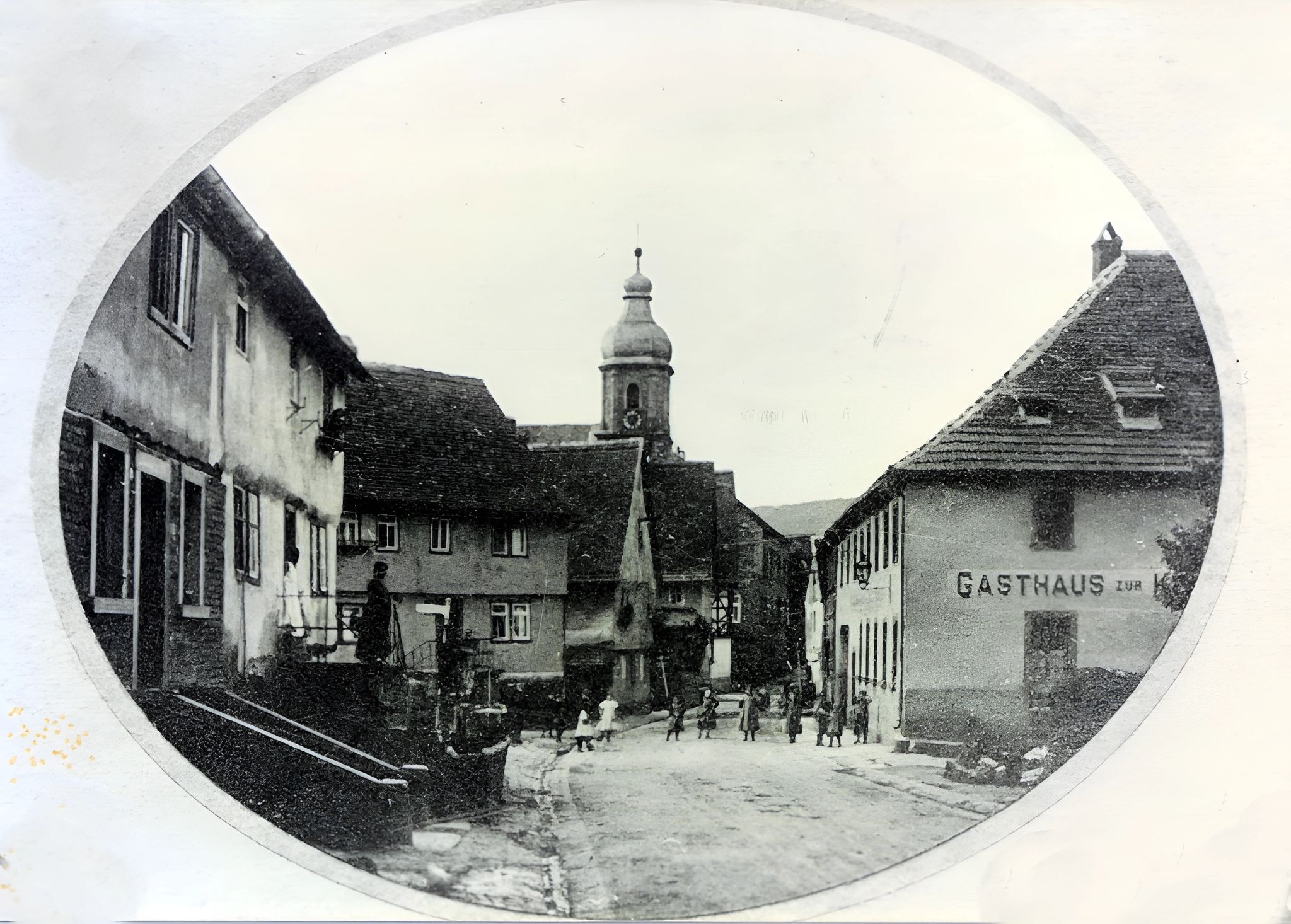 Blick in die Trennfurter Straße mit Gasthaus zur Krone um 1920