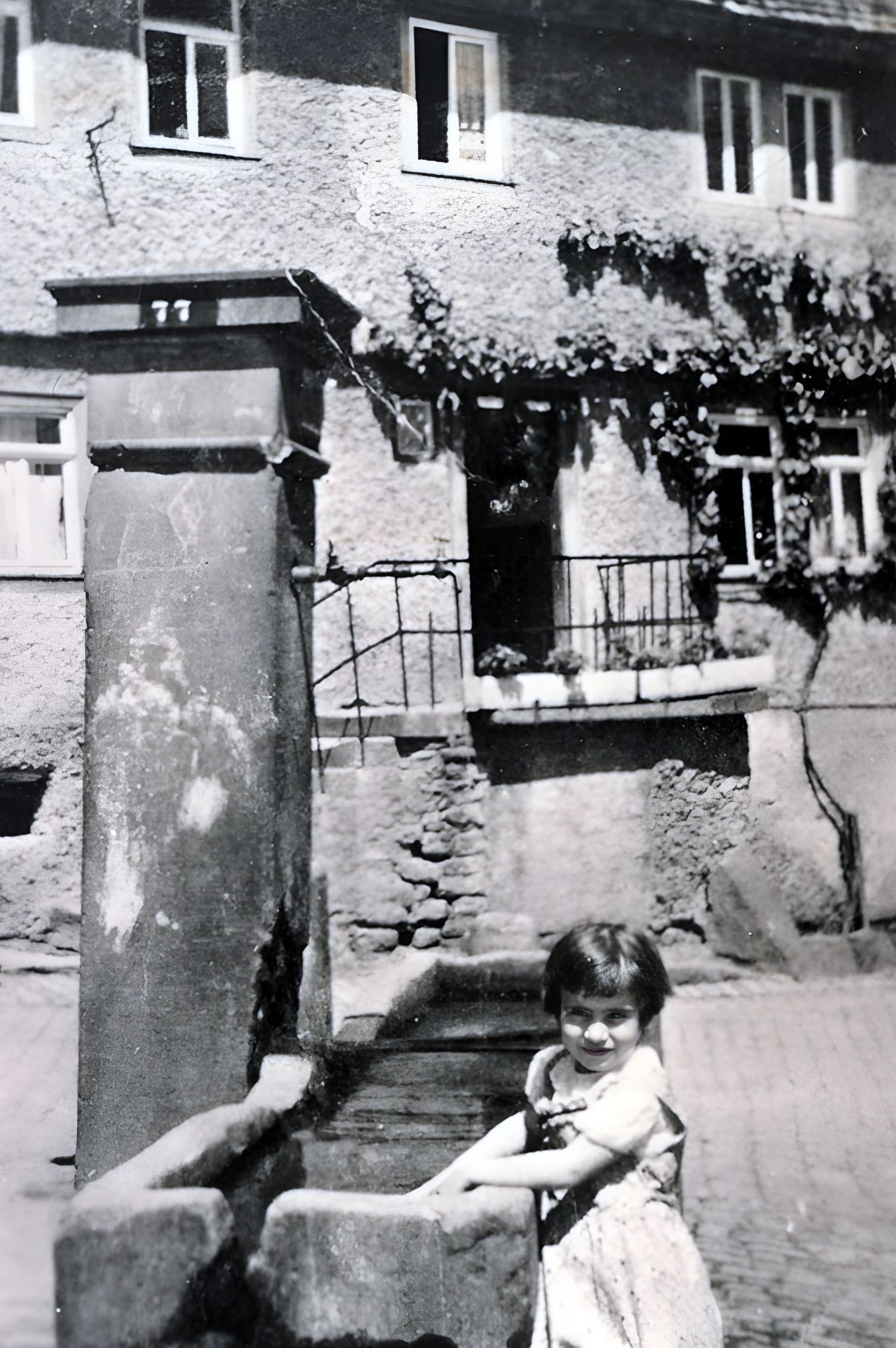 Hildegard Wöber (gen. Bobby) vor dem Kronenbrunnen