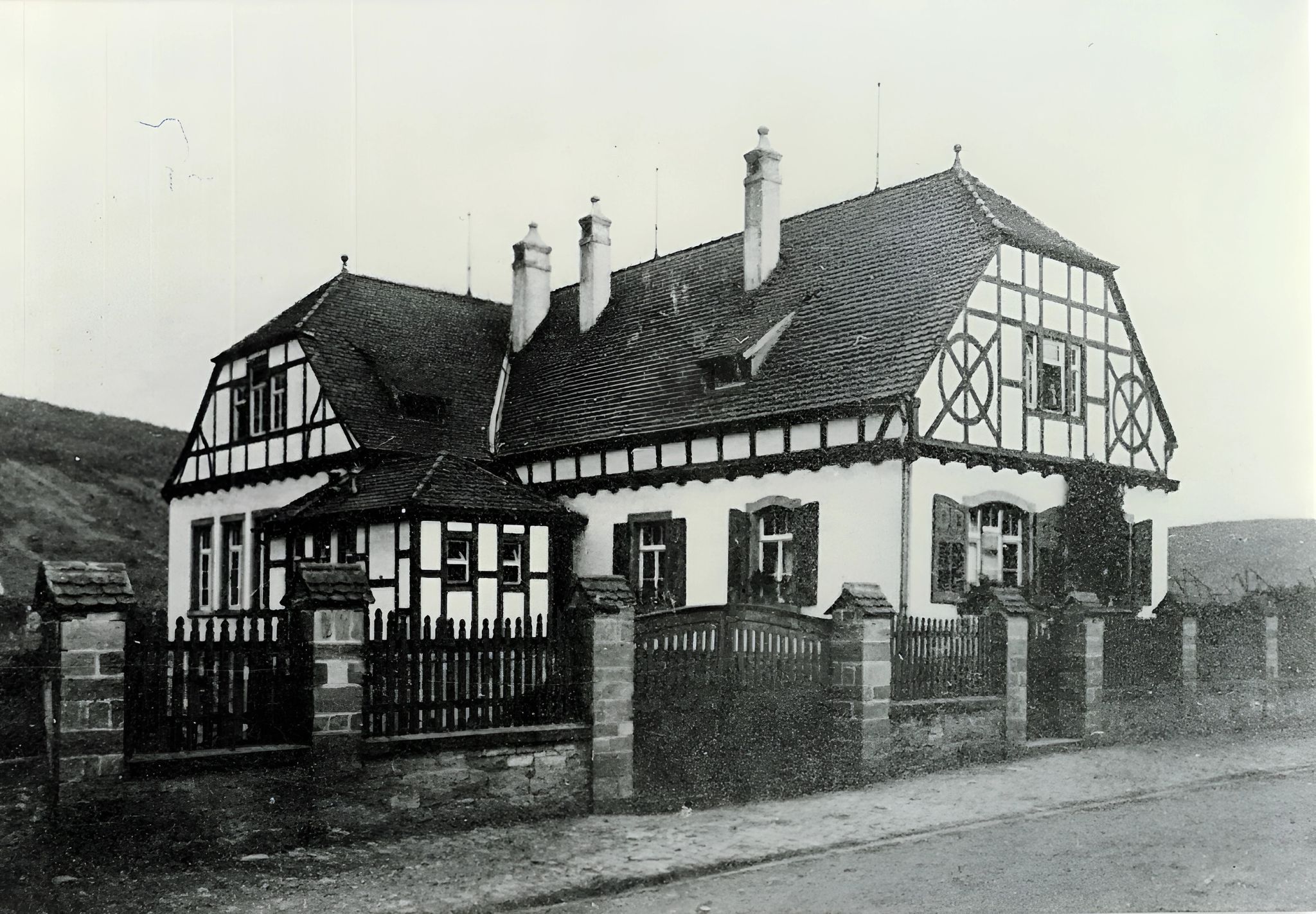 Die "kleine" Schule, erbaut 1905-1906. heute Trennfurter Straße 109 (Gruppenräume der Feuerwehr)