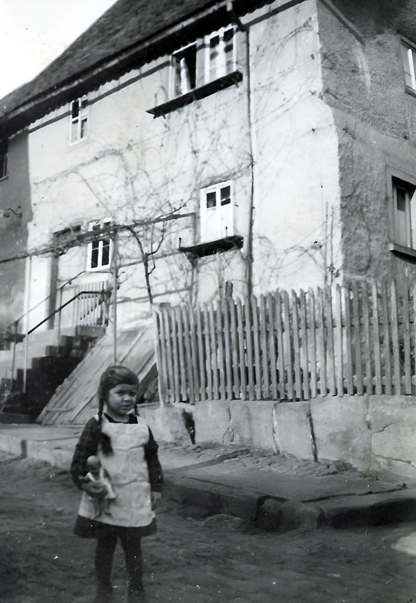 Edelgard Wöber (verh. Stute) vor der Trennfurter Str. 60-62