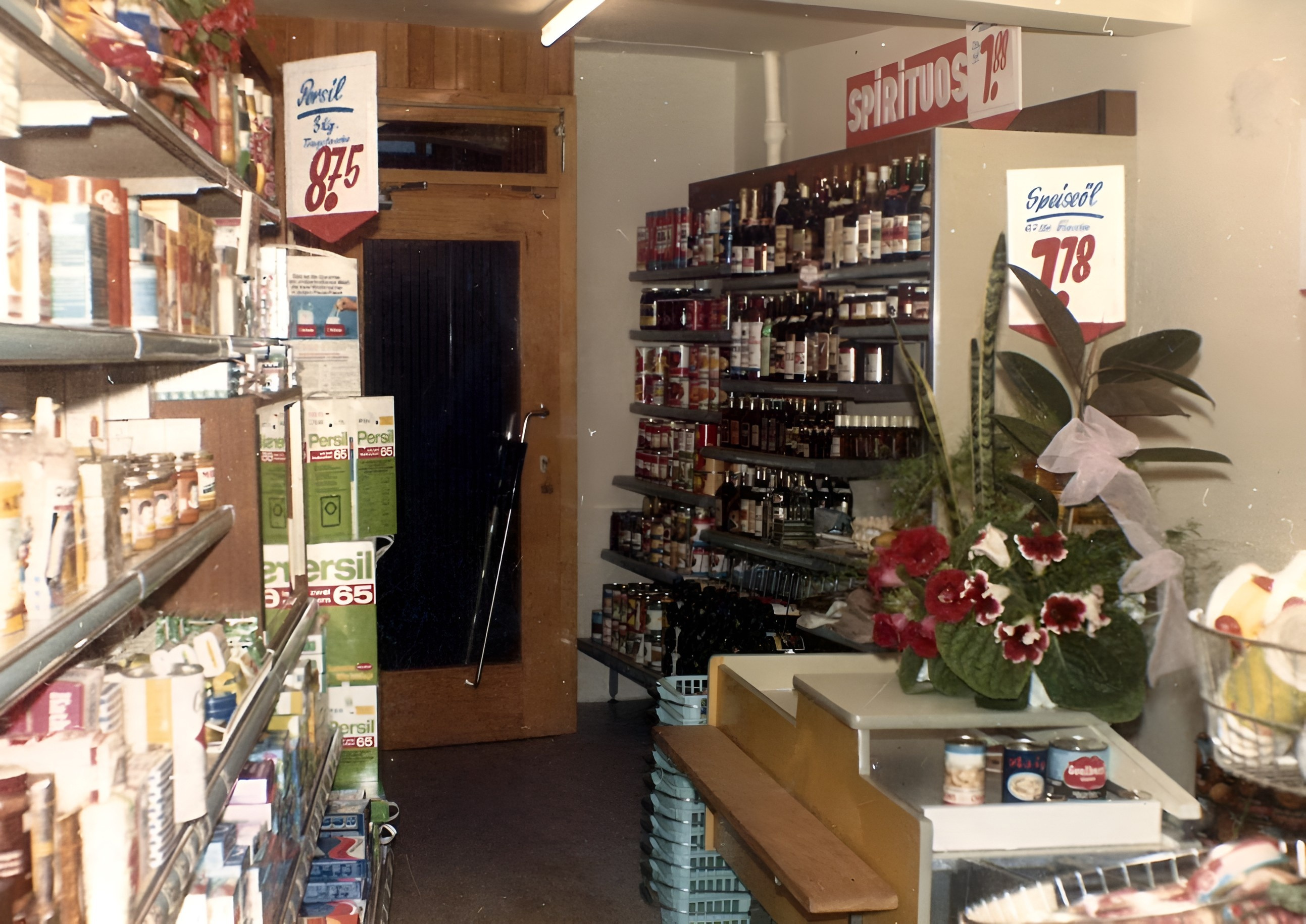 Im Gebäude befand sich von Juni 1967 bis 1976 ein REWE-Geschäft