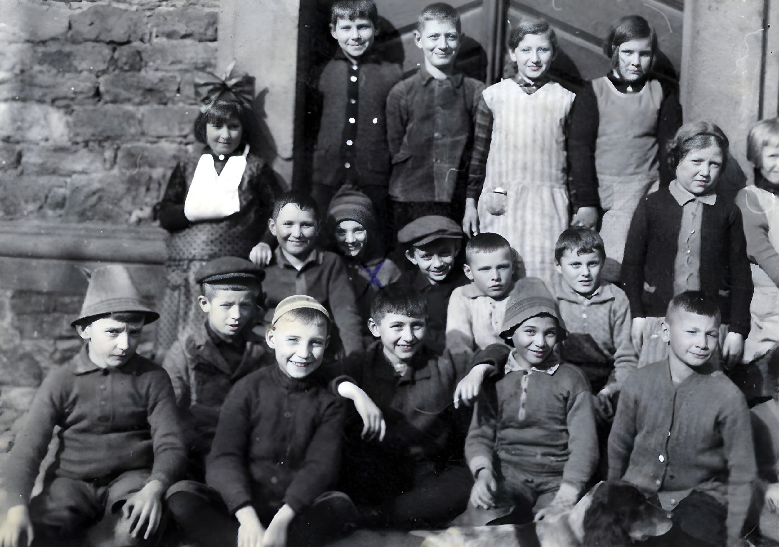 Gruppenfoto Jahrgang 1920/1921 vor der alten Schule