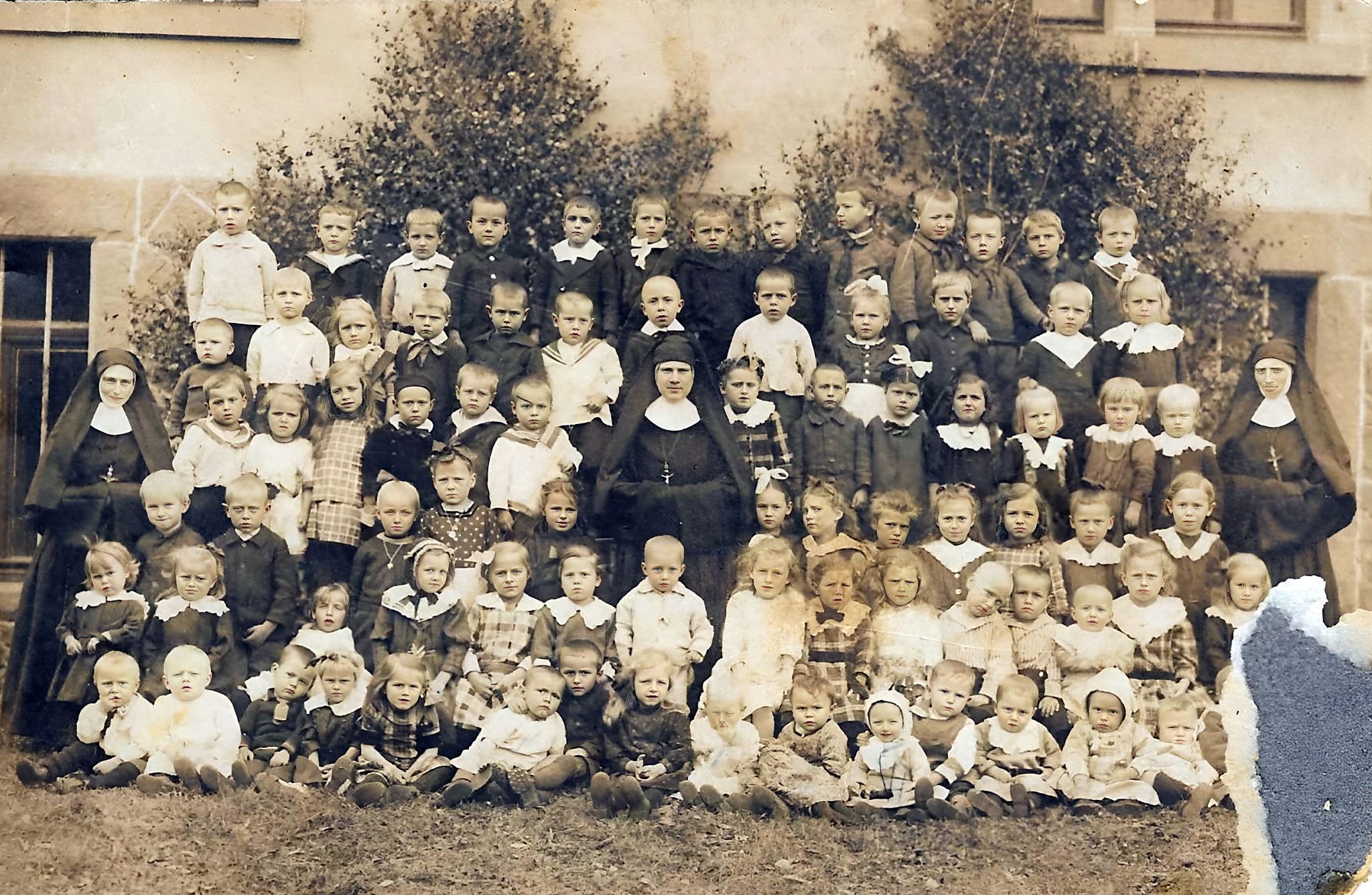 Gruppenfoto Kindergarten Trennfurt um 1920