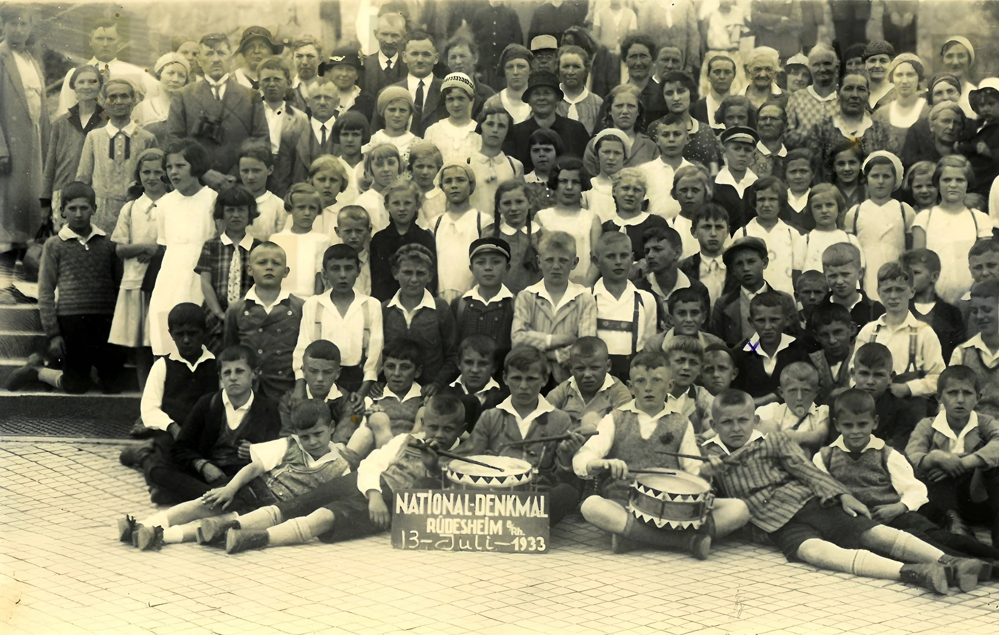 Gruppenfoto eines Ausflugs zum Nationaldenkmal nach Rüdesheim