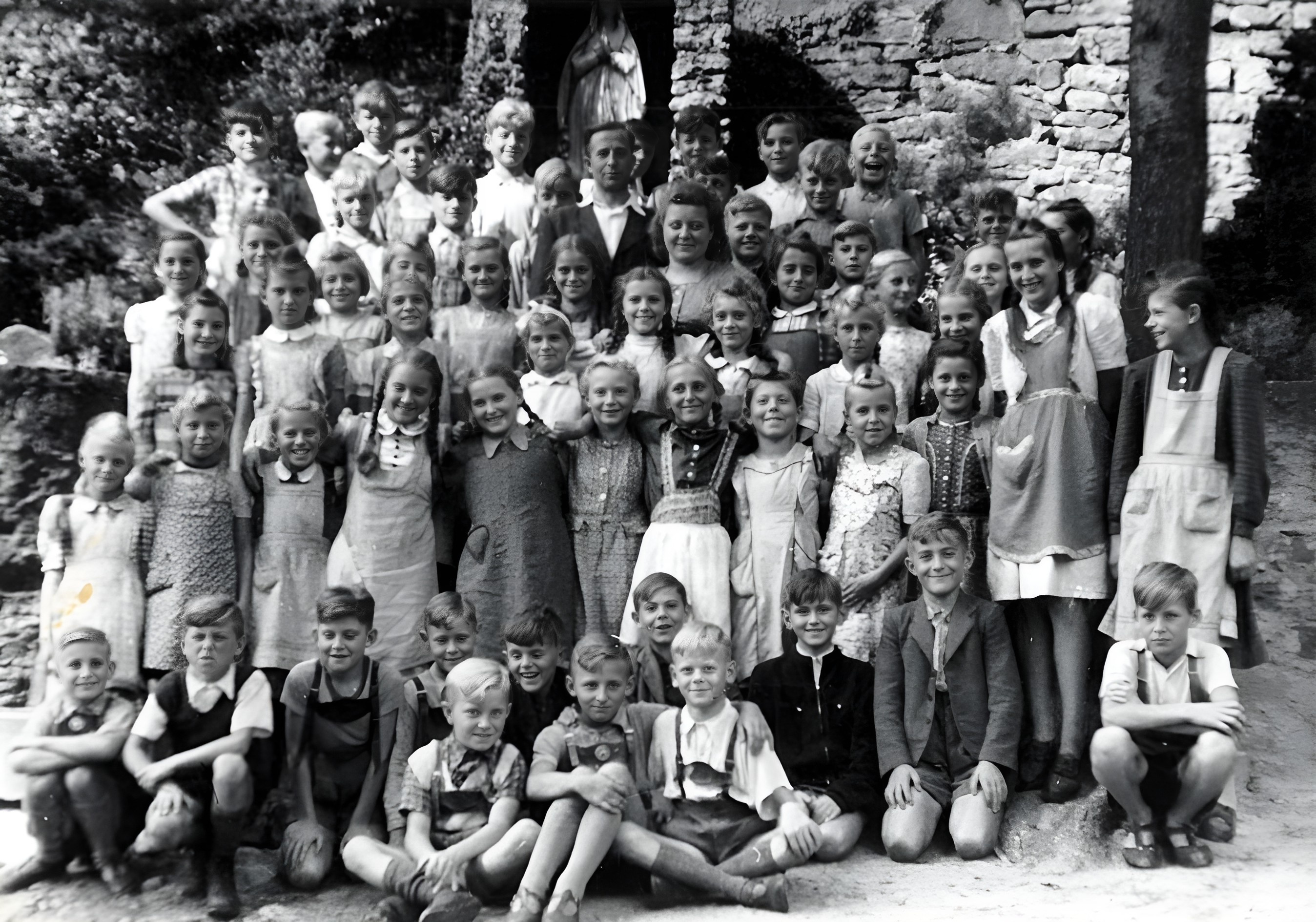 Gruppenfoto Schulklasse an der Mutter Gottes am Haag