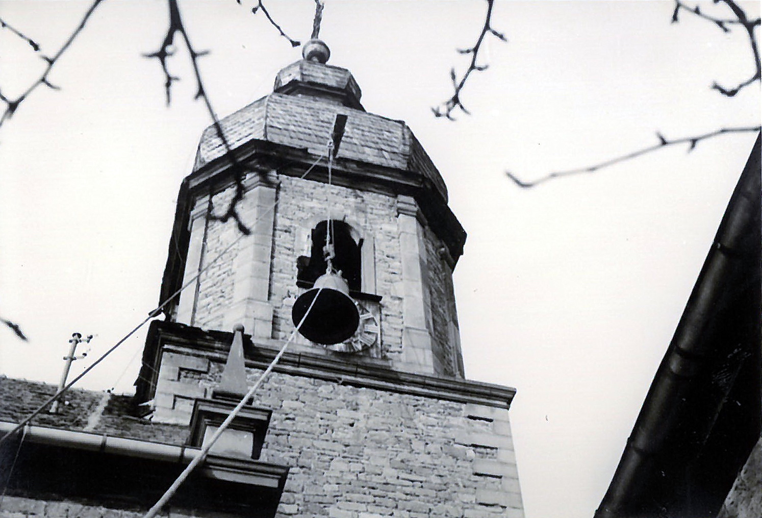Abtransport von Glocken aus der Kirche St. Maria Magdalena