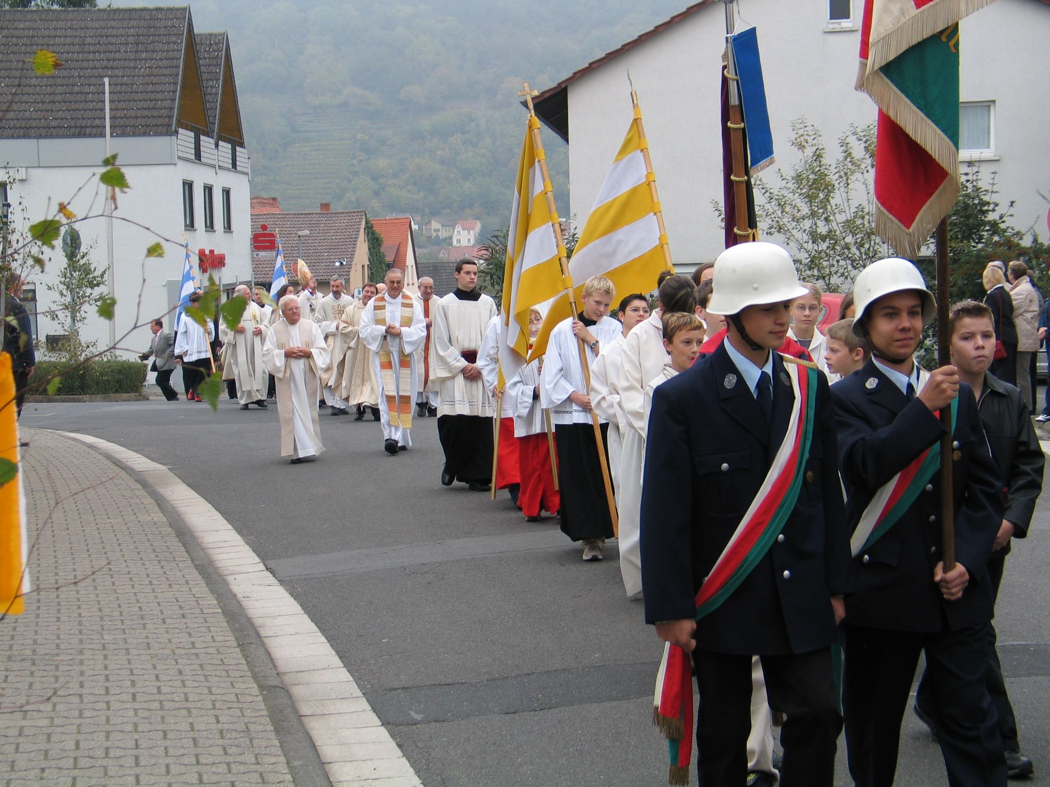 Festzug zum Pfarrheim St. Josef in Trennfurt