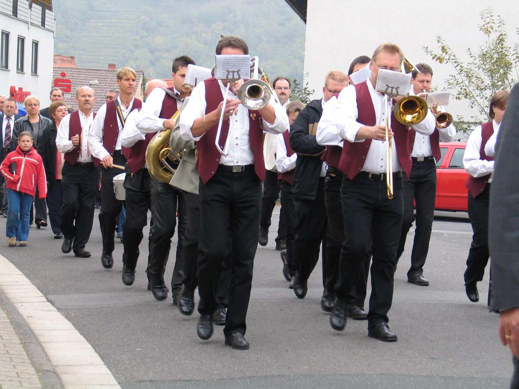 Festzug zum Pfarrheim St. Josef in Trennfurt