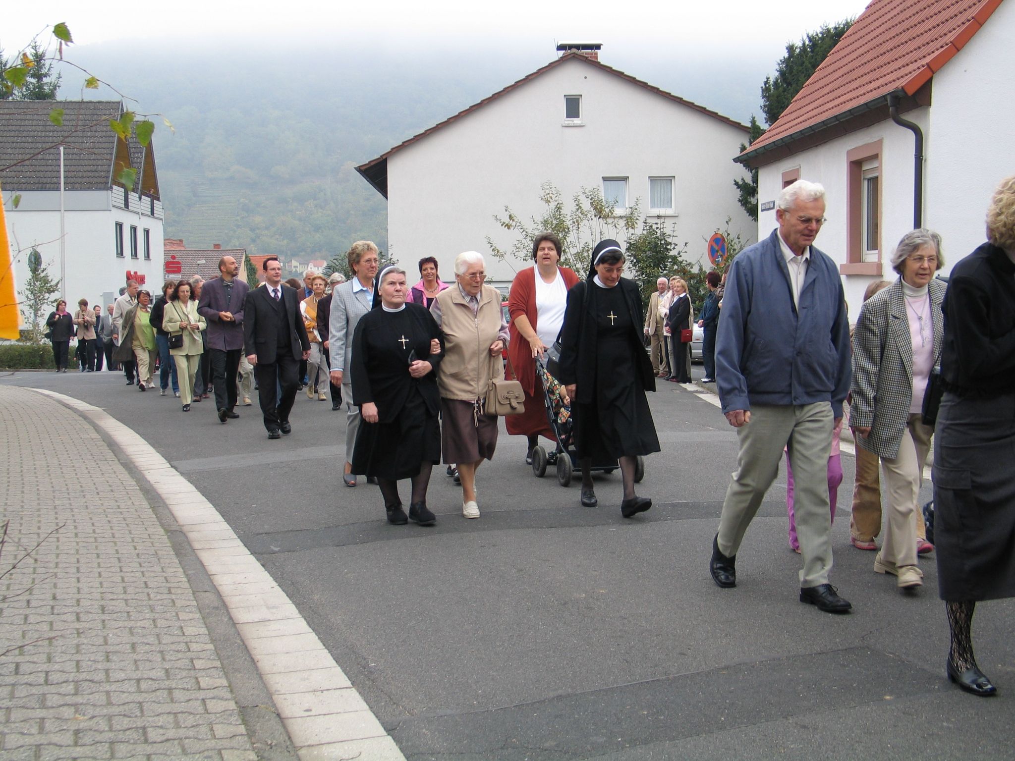 Festzug zum Pfarrheim St. Josef in Trennfurt