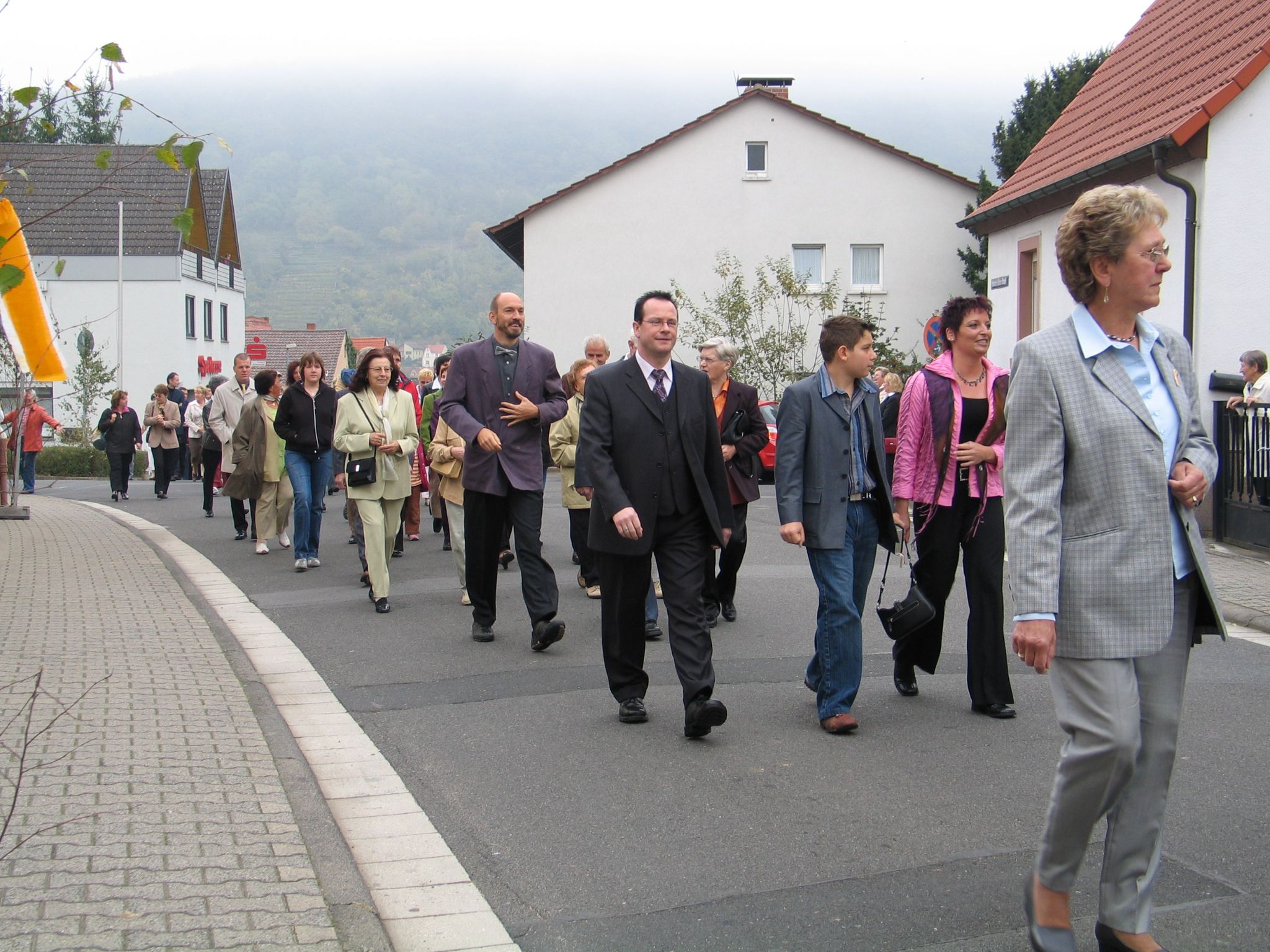 Festzug zum Pfarrheim St. Josef in Trennfurt