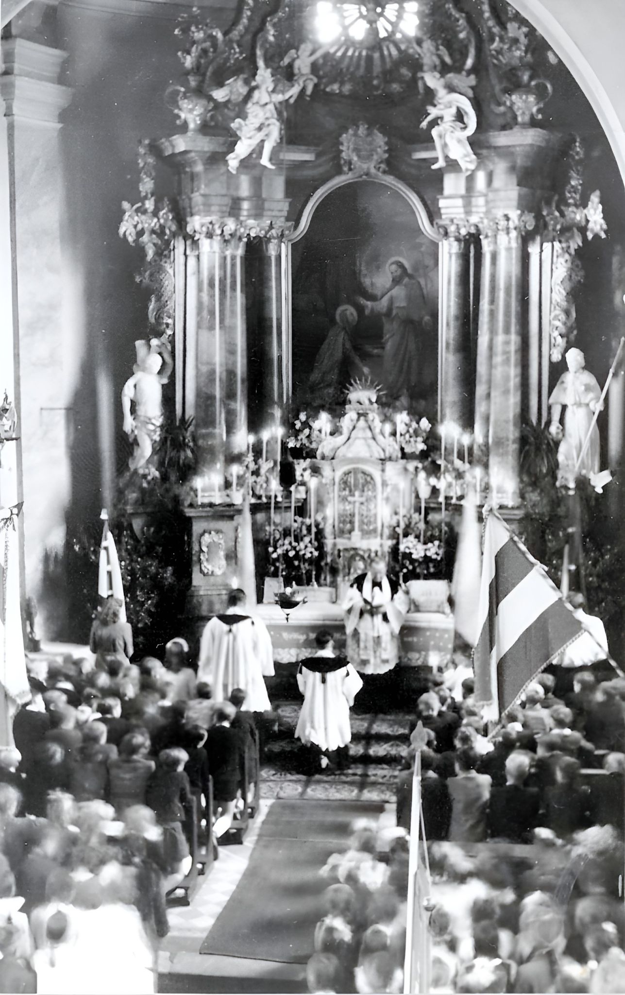 Während einer Messfeier in der Pfarrkirche St. Maria Magdalena 1945