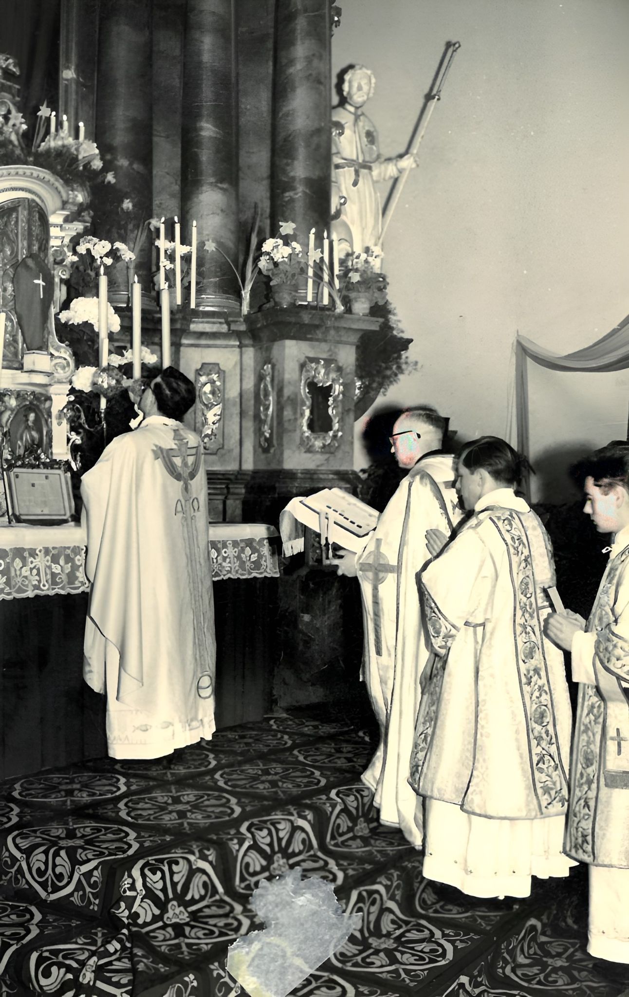Während einer Messfeier in der Pfarrkirche St. Maria Magdalena 1945