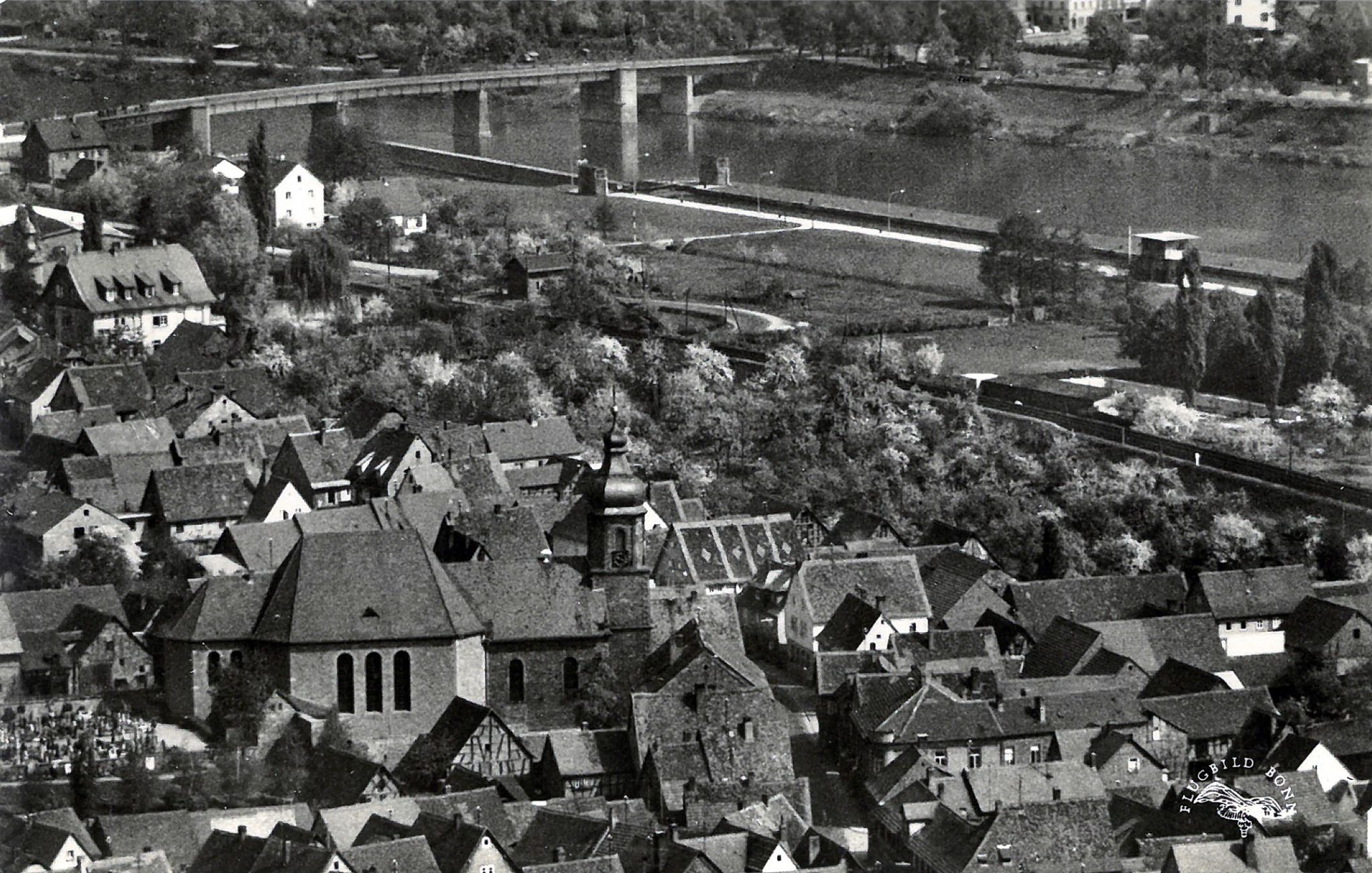 Luftbild mit der Pfarrkirche St. Maria Magdalena 1960