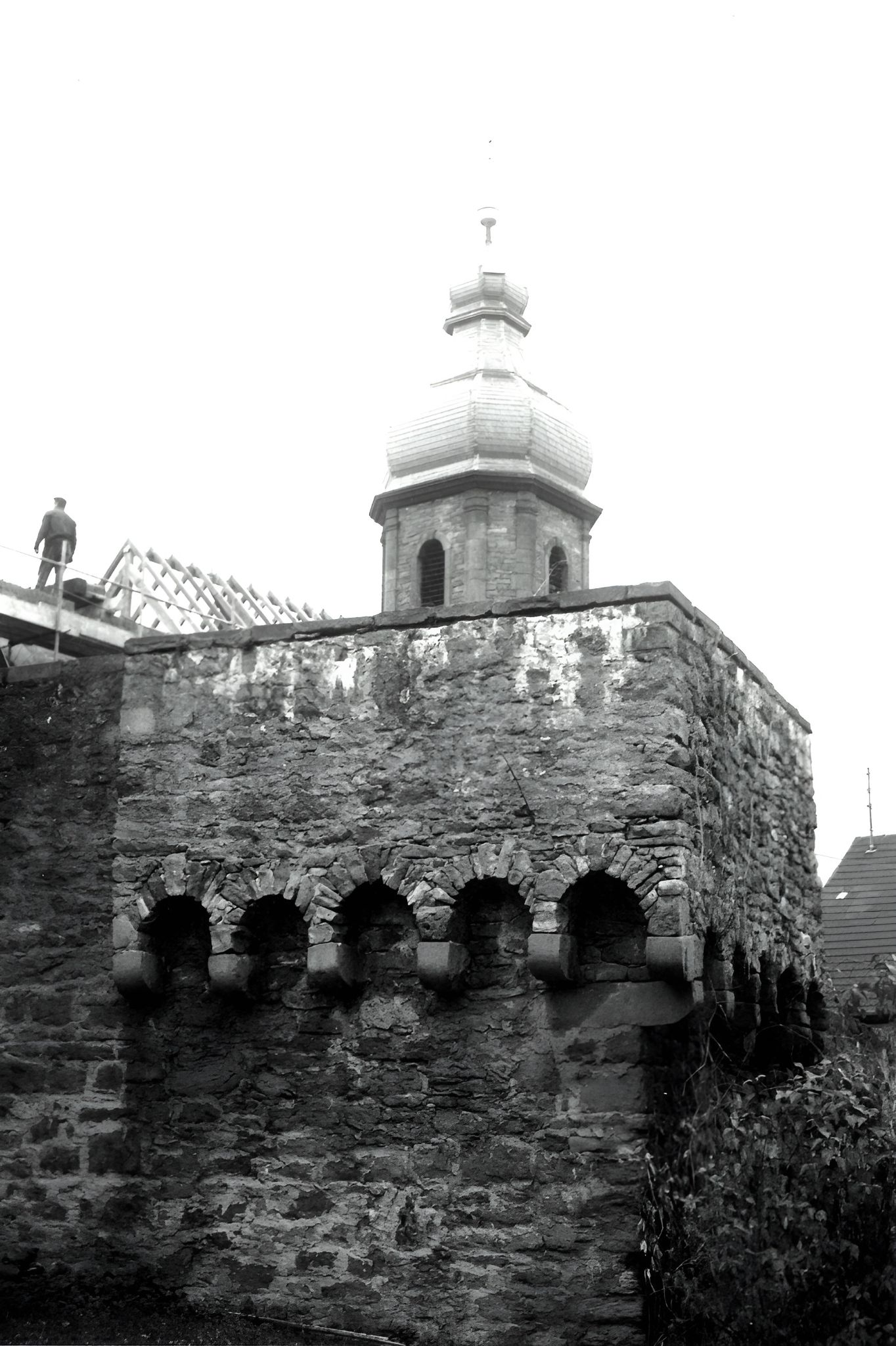 Wiederaufbau  der Pfarrkirche Maria Magdalena nach dem Kirchenbrand 1975