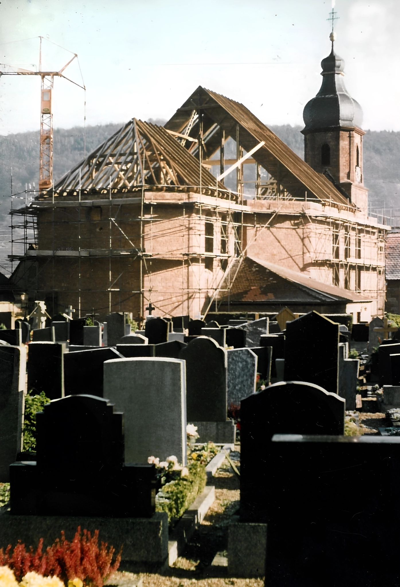 Wiederaufbau  der Pfarrkirche Maria Magdalena nach dem Kirchenbrand 1975