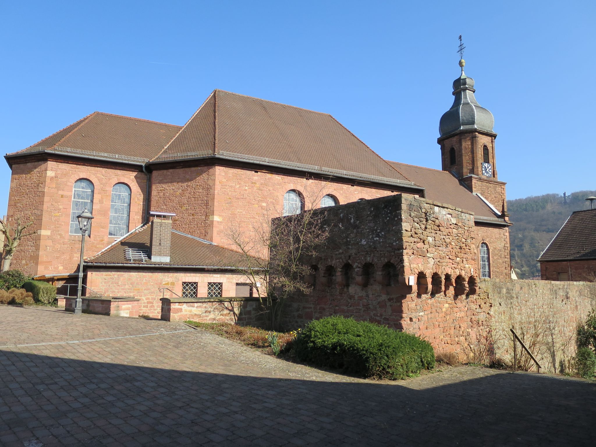 Die Trennfurter Pfarrkiche (eine sog. Wehrkirche) mit Wehrturm