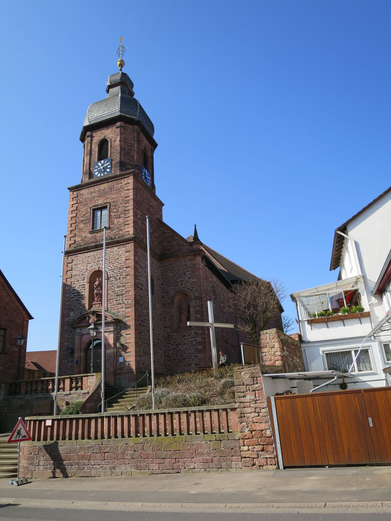 Nordostansicht der Pfarrkirche Maria Magdalena