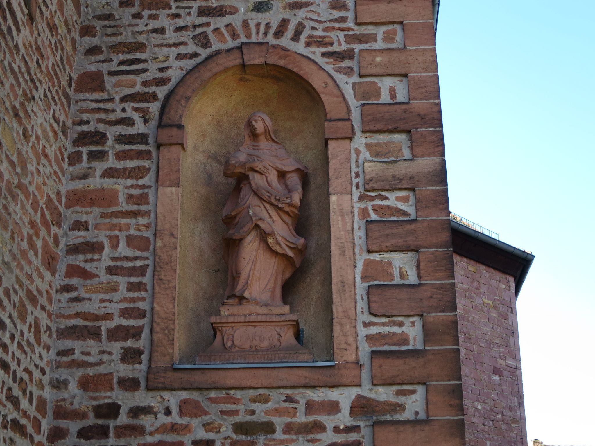 Die heilige Martha in einer Nische an der rechten Ostseite