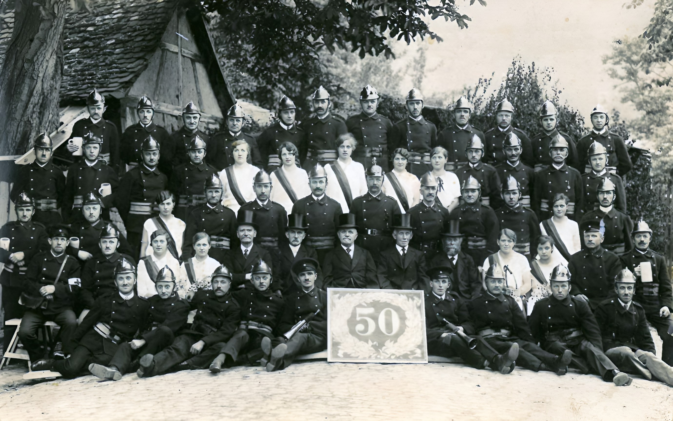 Gruppenfoto zum goldenen Vereinsjubiläum der Feuerwehr Trennfurt 1929