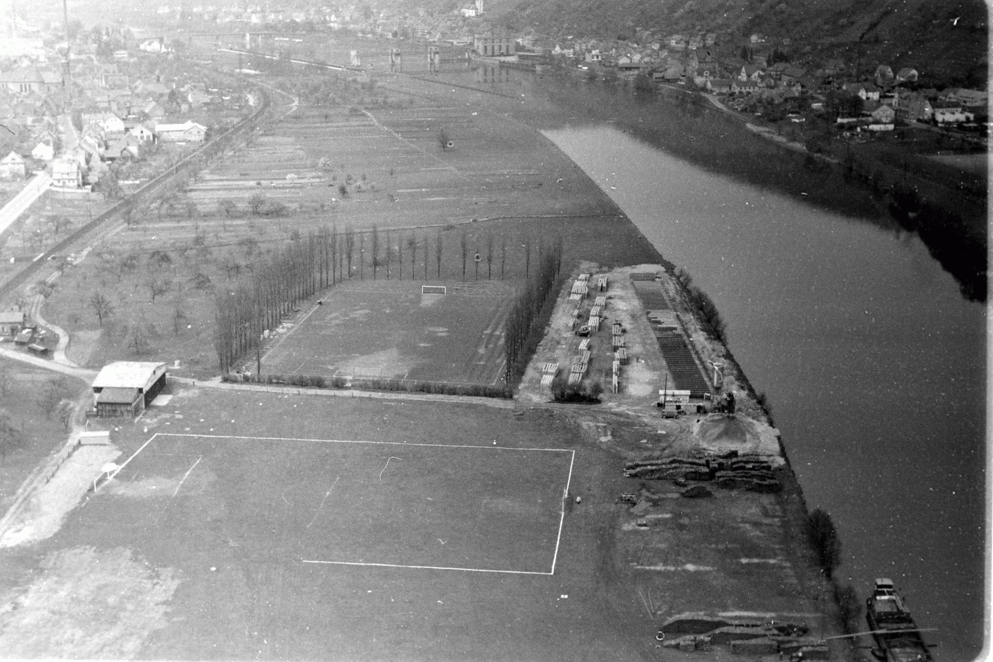 Die "Ferdinand-Lechner-Halle" am Rande des Flugplatzes